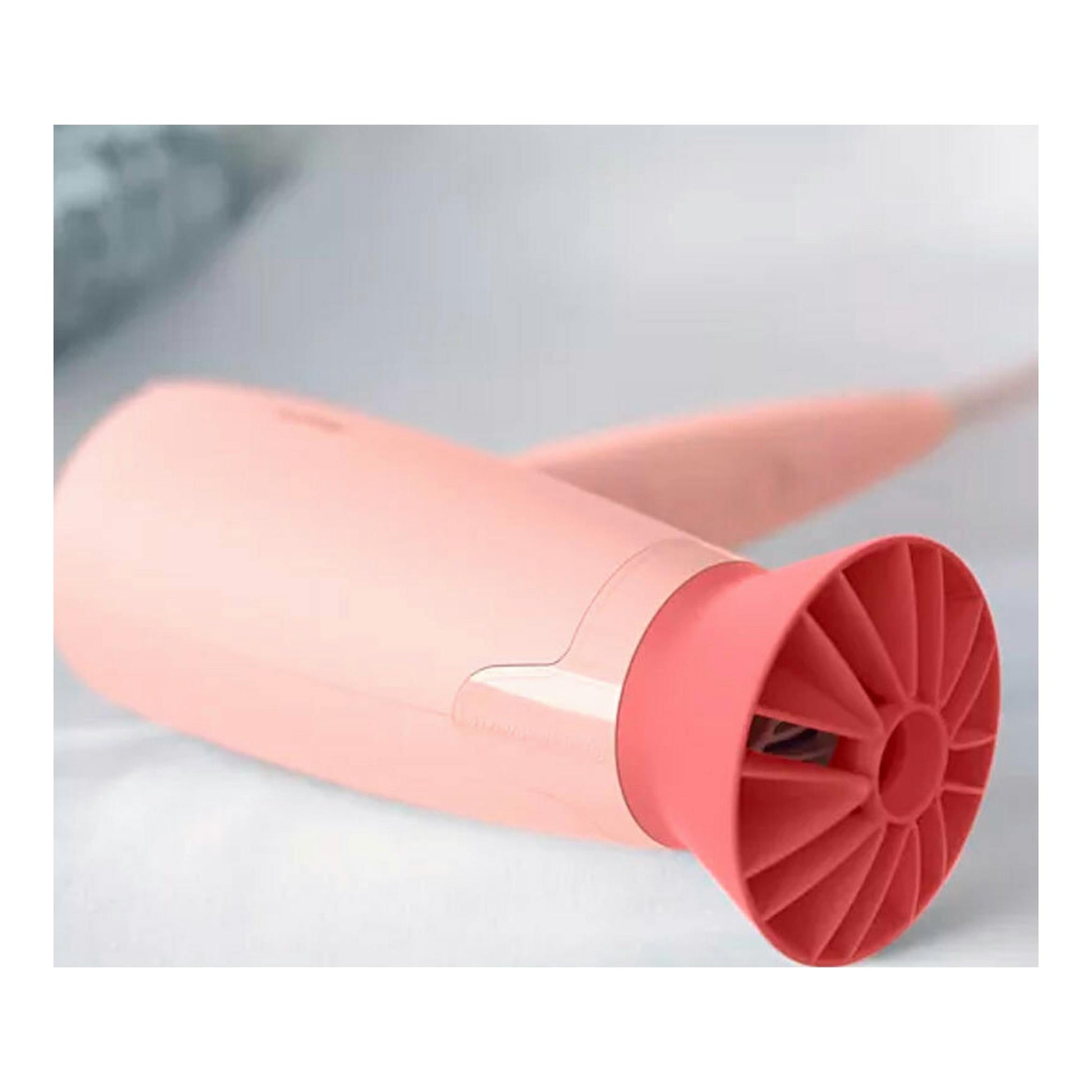 Secador de viaje Philips BHP398/00 rosa, vista lateral con boquilla frontal.