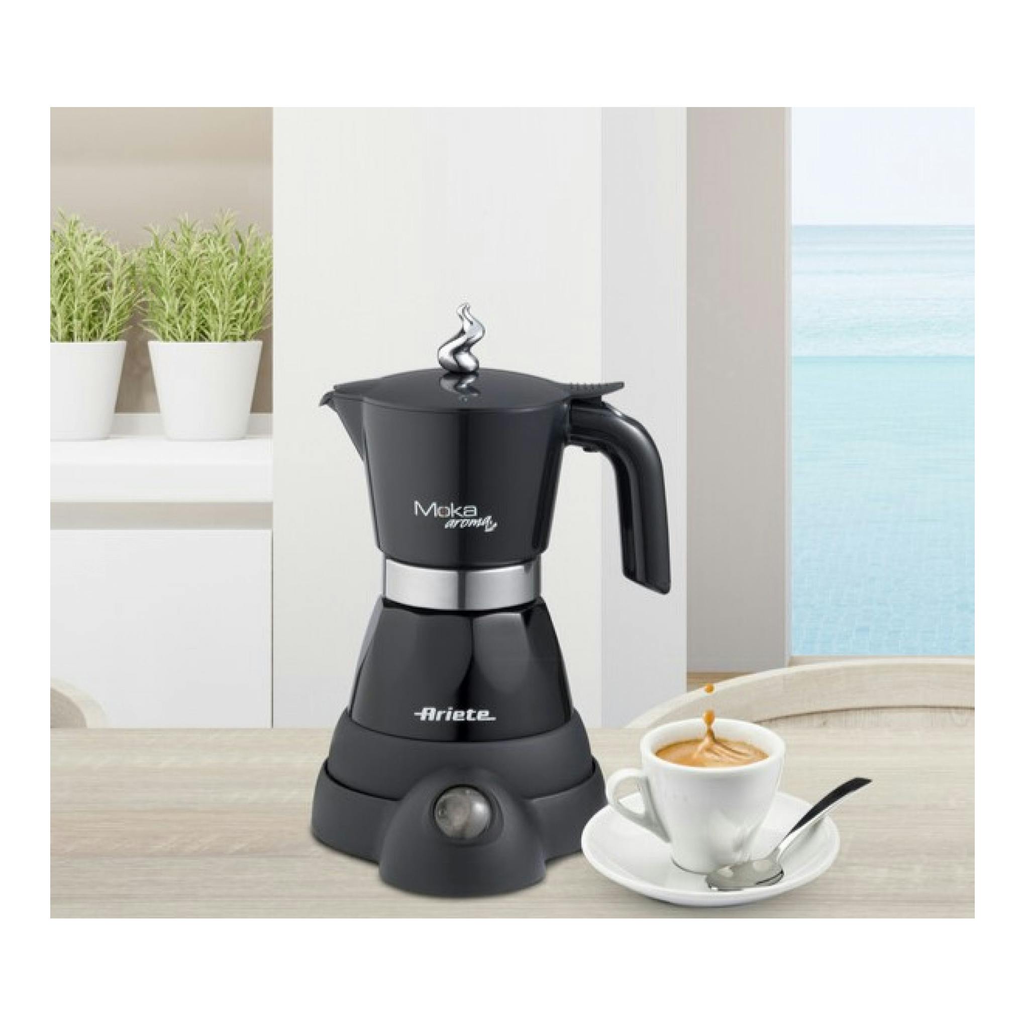 Cafetera eléctrica italiana Ariete Moka Aroma 1368/01 negra, vista frontal, con taza de café.