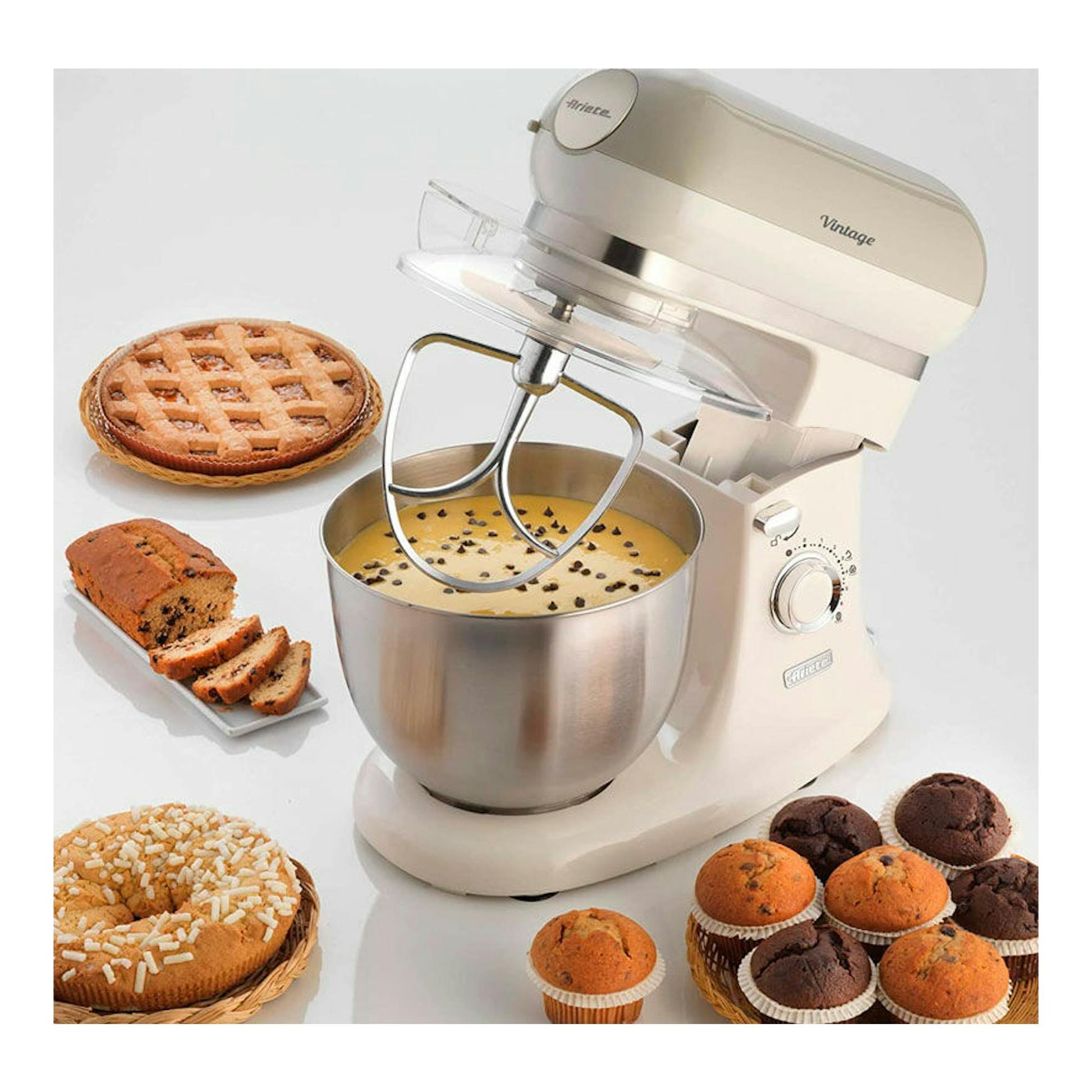 Robot amasador Ariete Vintage beige 1588/03, vista frontal lateral con bol de acero y varillas.