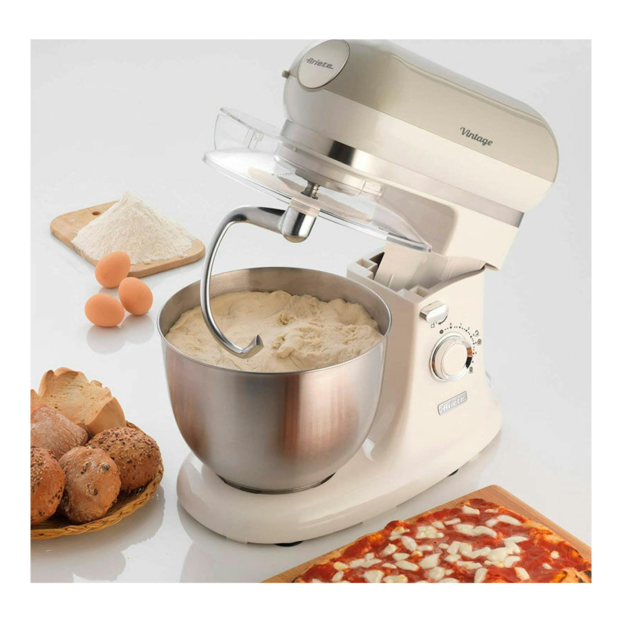 Robot amasador Ariete Vintage beige 1588/03, vista tres cuartos, con bol de acero y masa.
