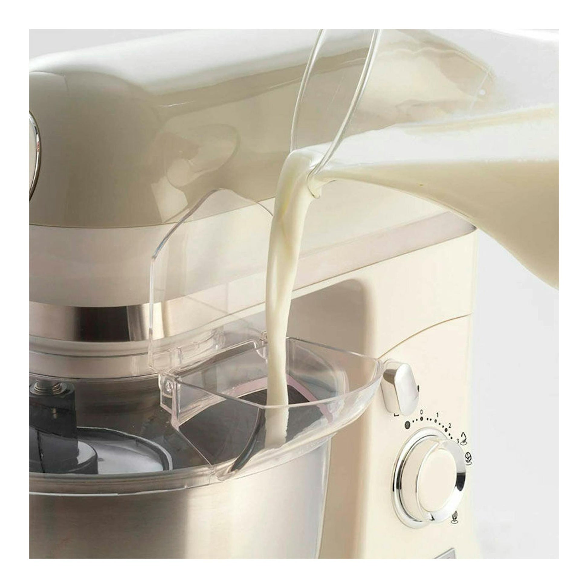 Robot amasador Ariete Vintage Beige 1588/03, vista lateral, color beige, con masa vertiéndose en el bol.