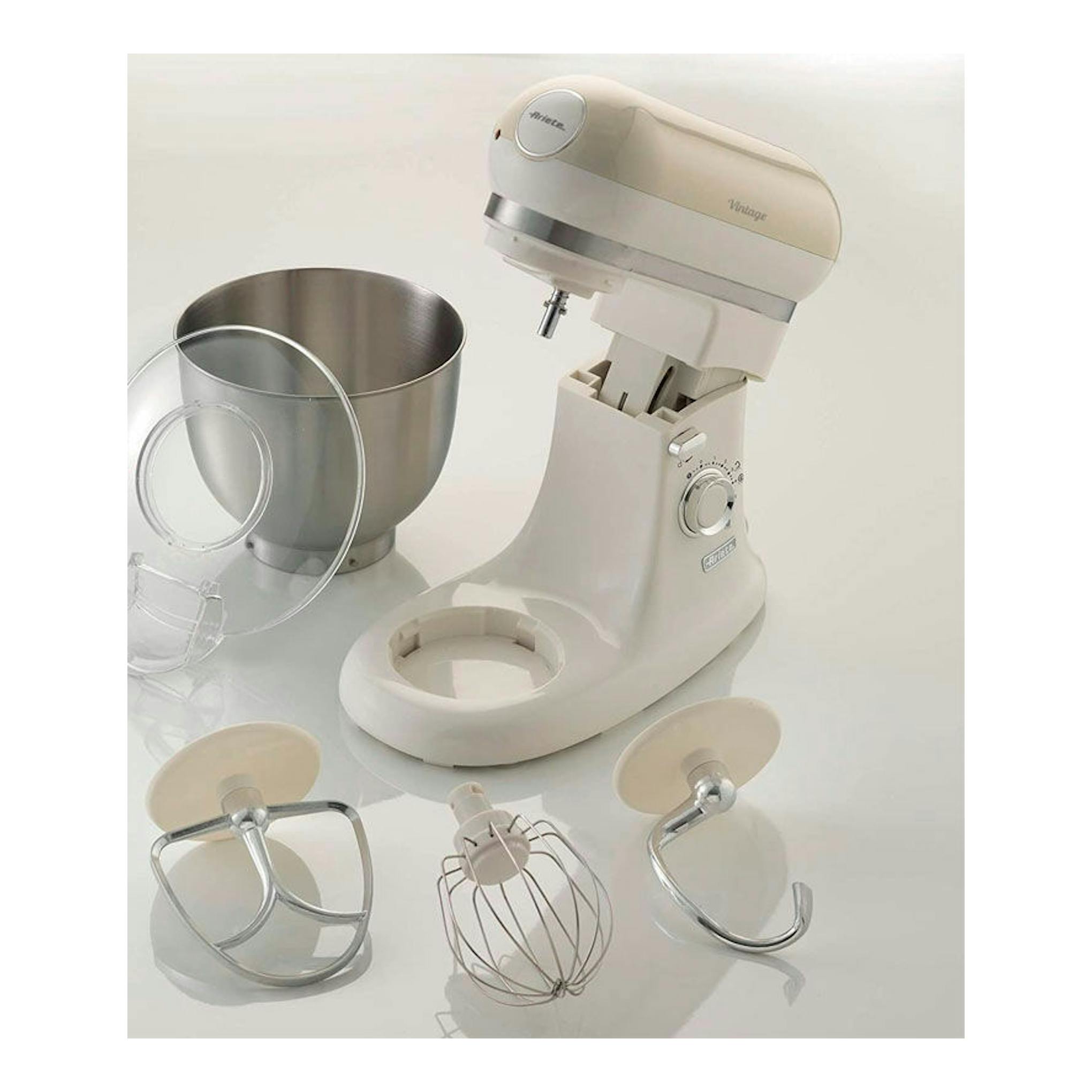 Robot amasador Ariete Vintage beige 1588/03 con bol, tapa, varillas y gancho, sobre fondo blanco.