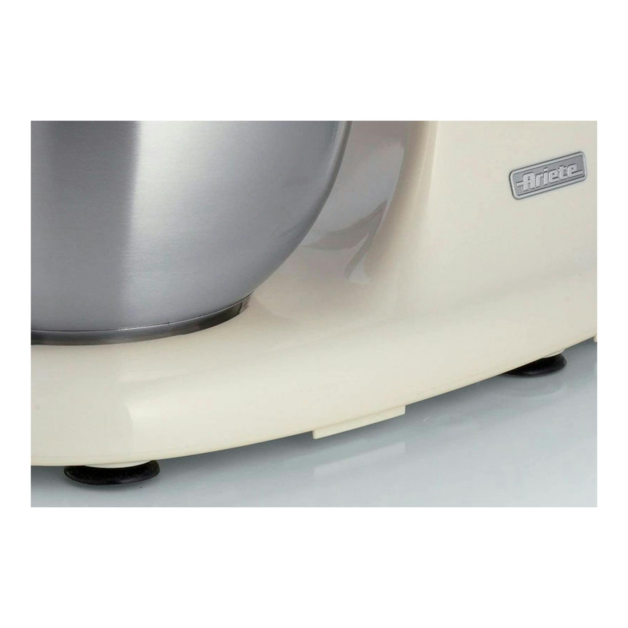 Robot amasador Ariete Vintage beige, vista frontal en detalle con bol de acero inoxidable.