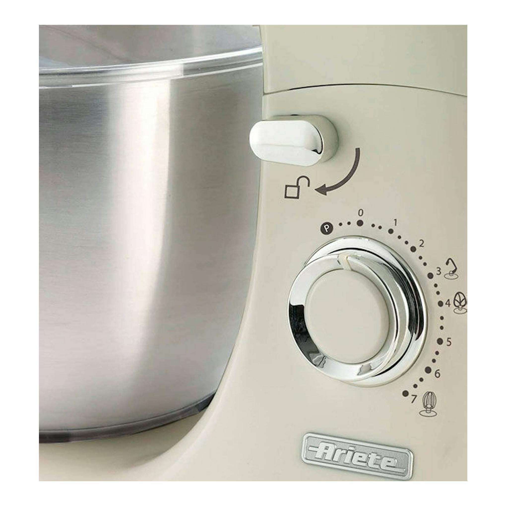 Robot amasador Ariete beige, vista frontal parcial, con bol metálico y selector de velocidad.