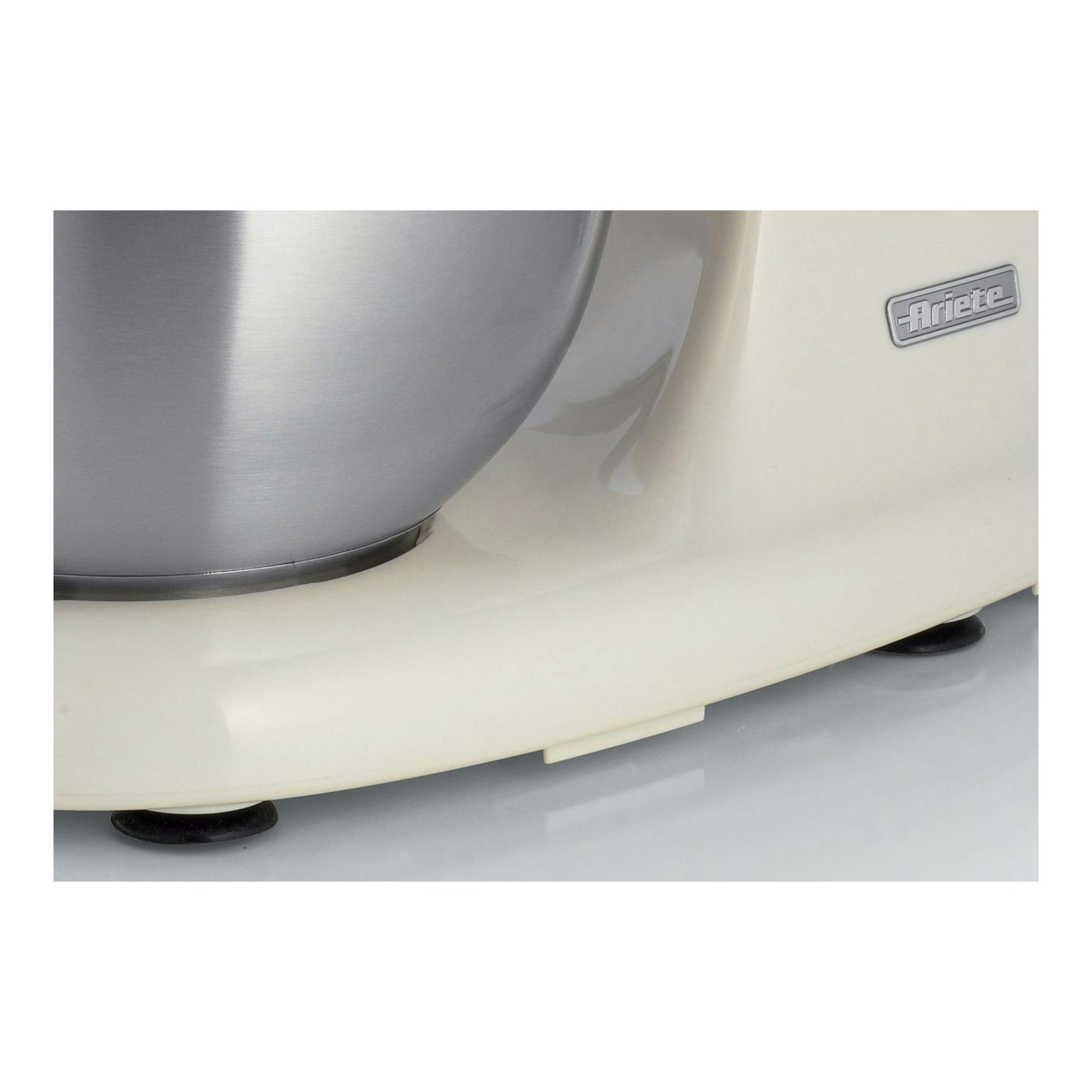 Robot amasador Ariete Vintage 1588/04, vista lateral parcial, cuerpo crema y bol metálico plateado.