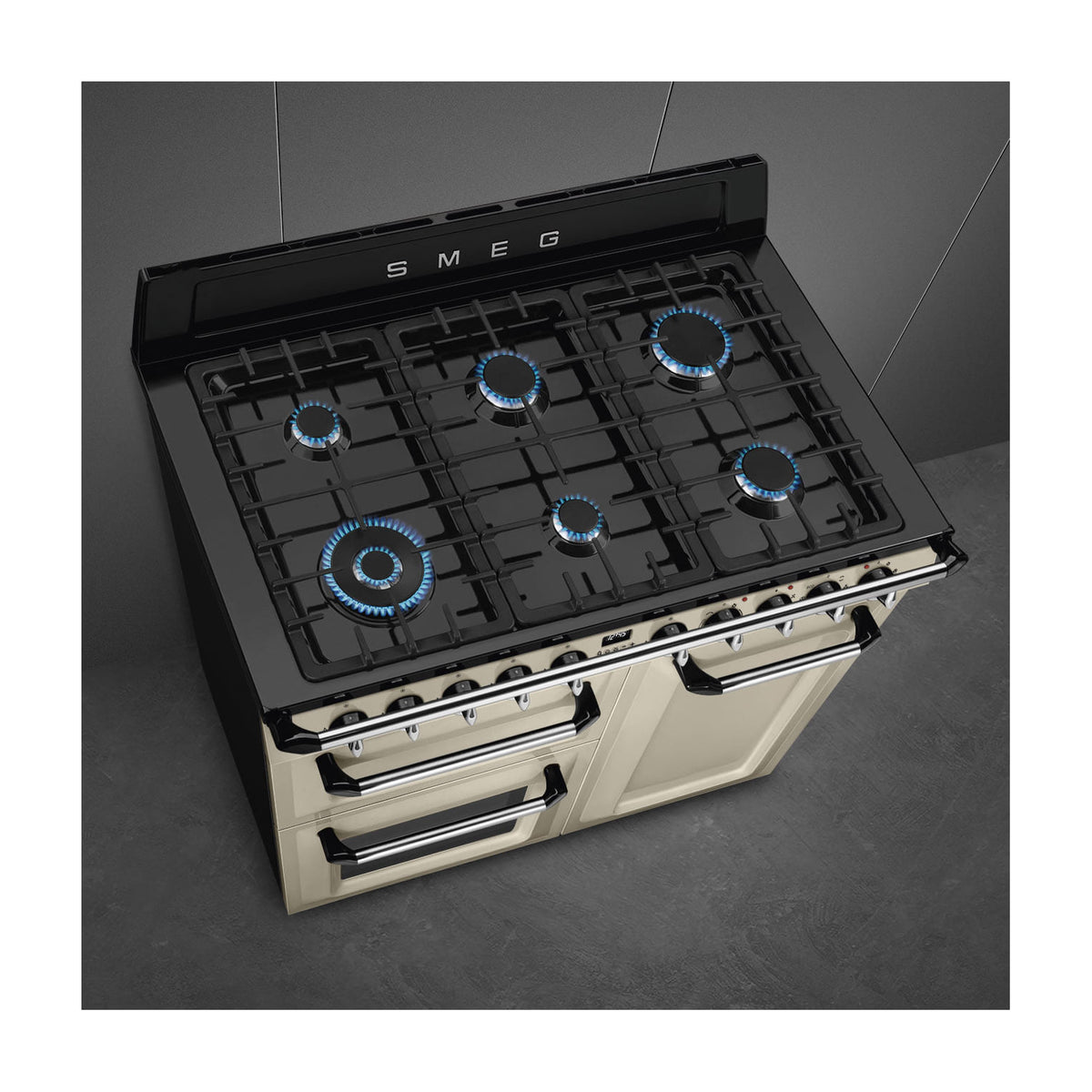 Cocina de gas Smeg TR103P de 100 cm con 6 quemadores y tres hornos eléctricos