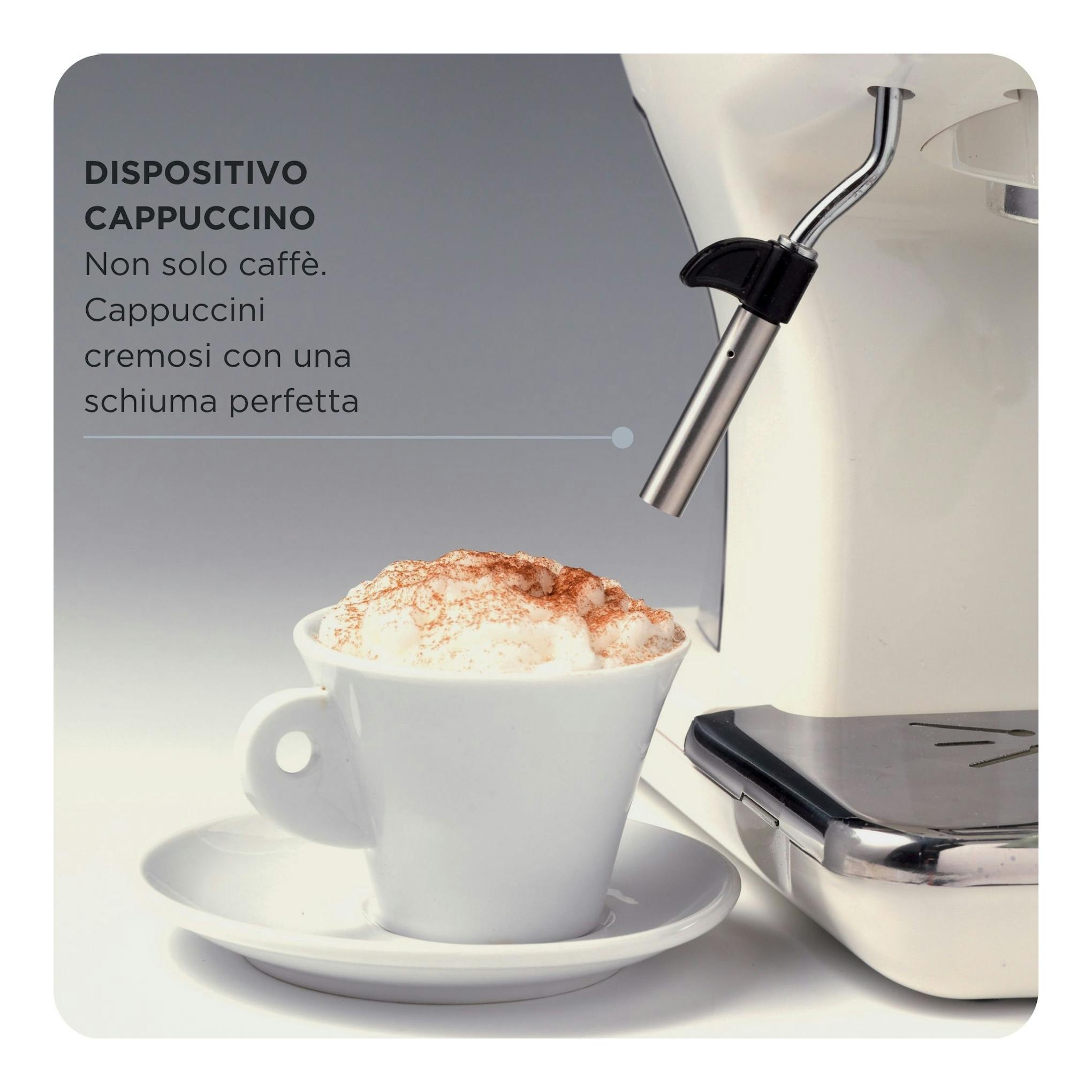 Cafetera espresso Ariete 1389/13 beige, vista frontal parcial, con varilla vaporizadora y taza de cappuccino.