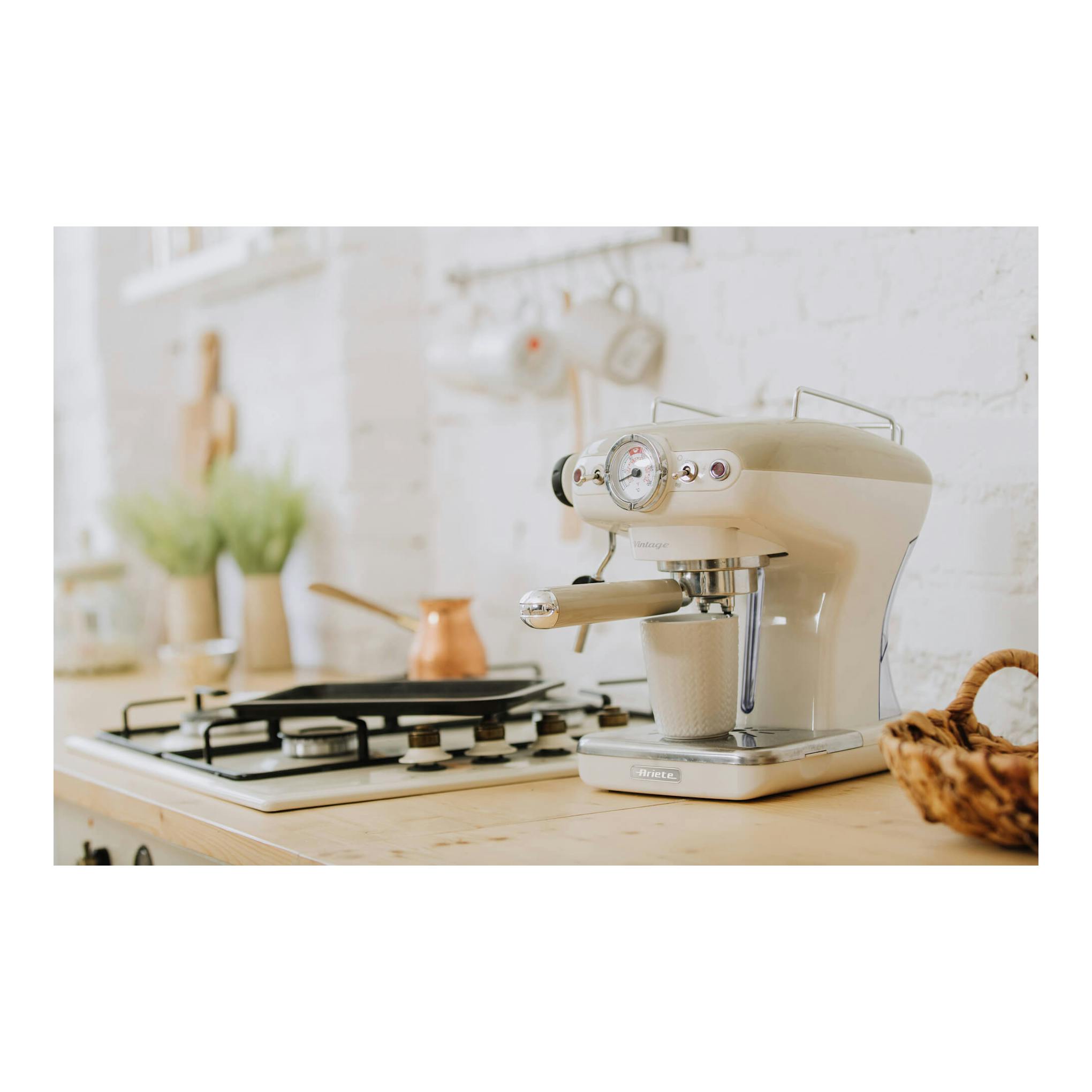 Cafetera espresso Ariete 1389/13 beige, vista frontal derecha, con taza en la bandeja.