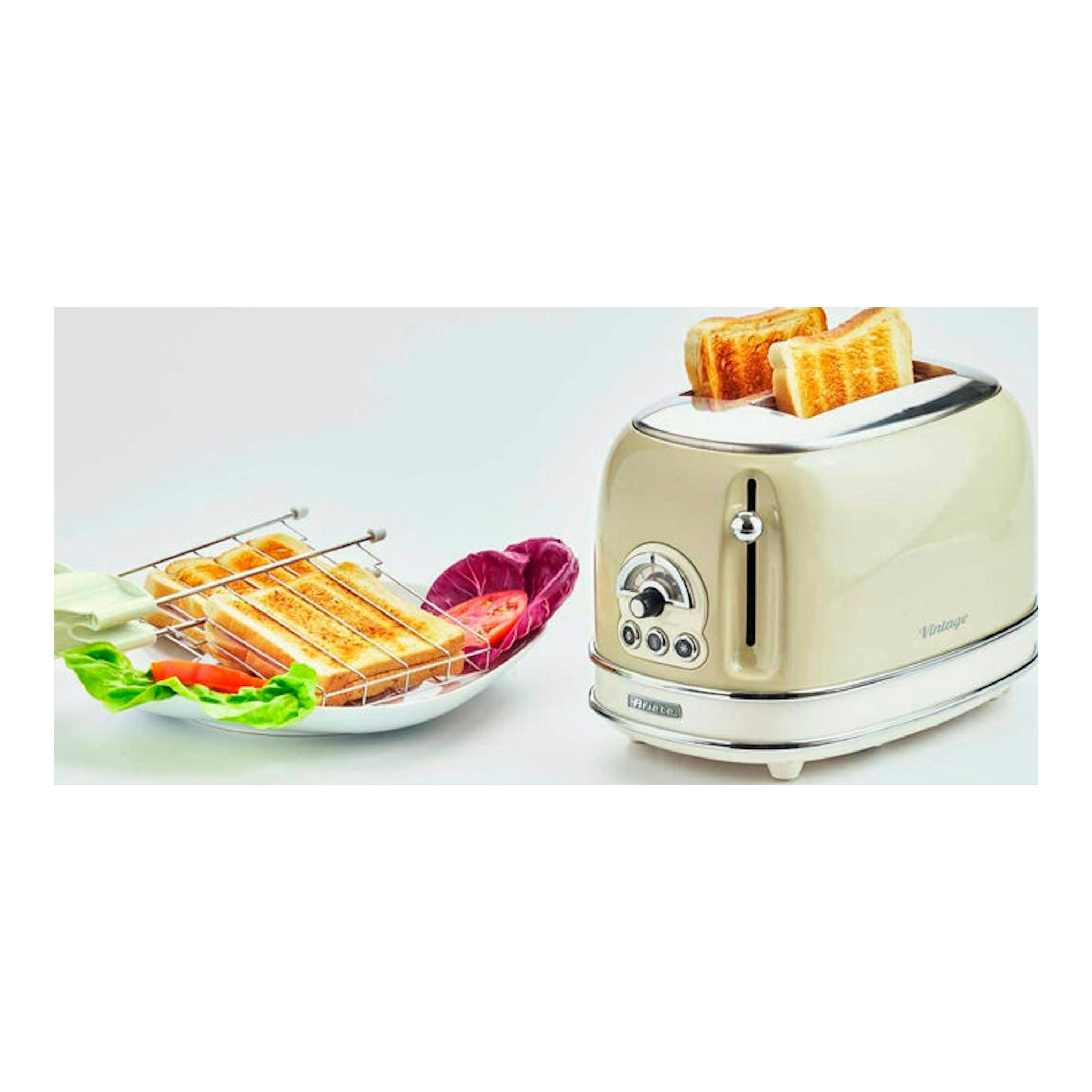 Tostador Ariete Vintage 155/13 beige, vista frontal en ángulo, con dos rebanadas de pan tostado.