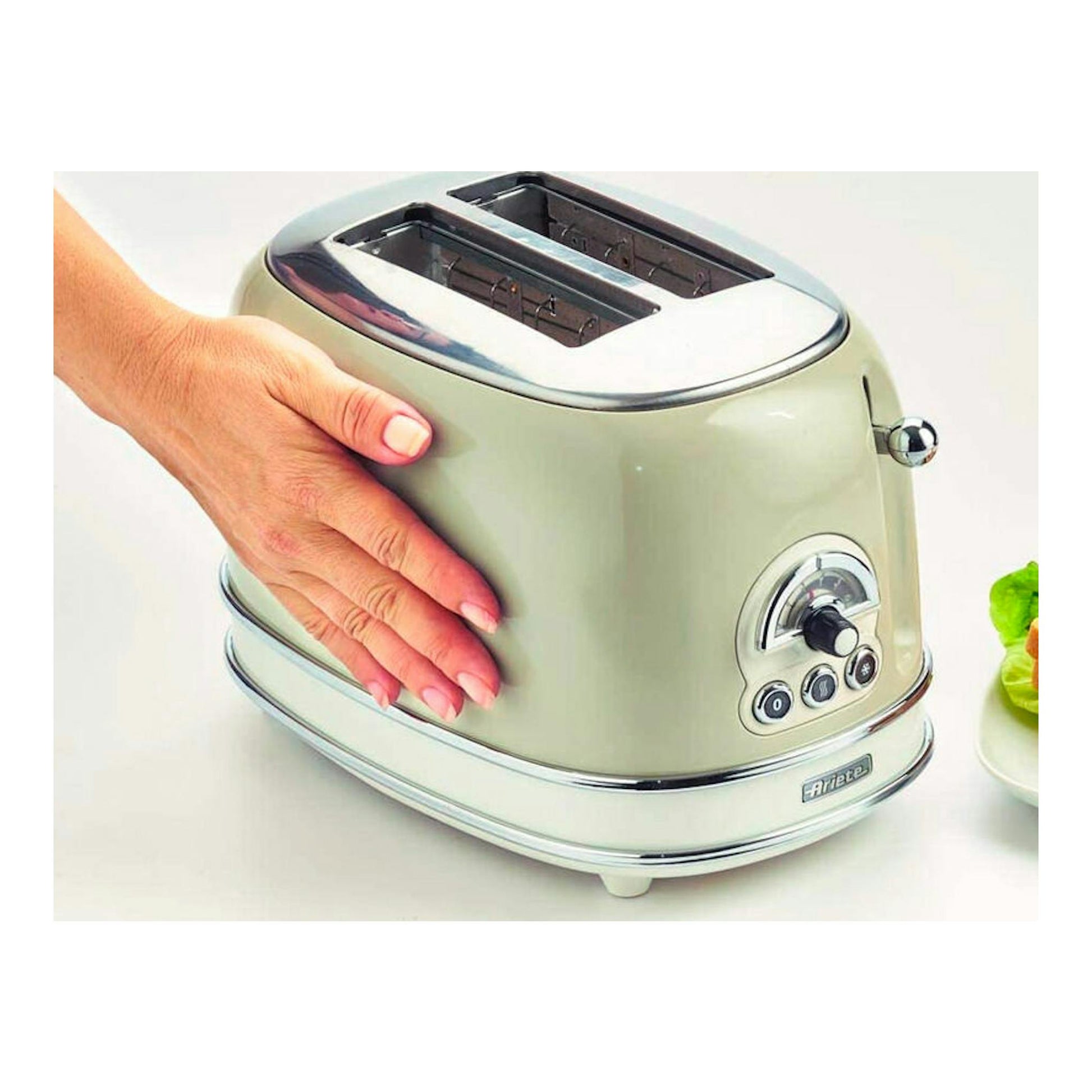 Tostador Ariete Vintage 155/13 beige, de dos ranuras, vista frontal oblicua con una mano.