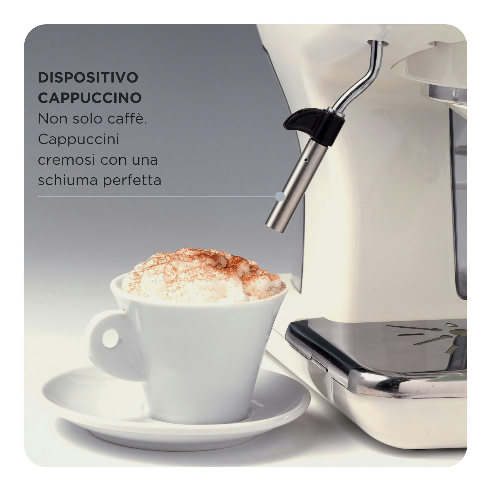 Cafetera espresso Ariete 1389/14, vista frontal parcial en color crema, con vaporizador y taza de cappuccino.
