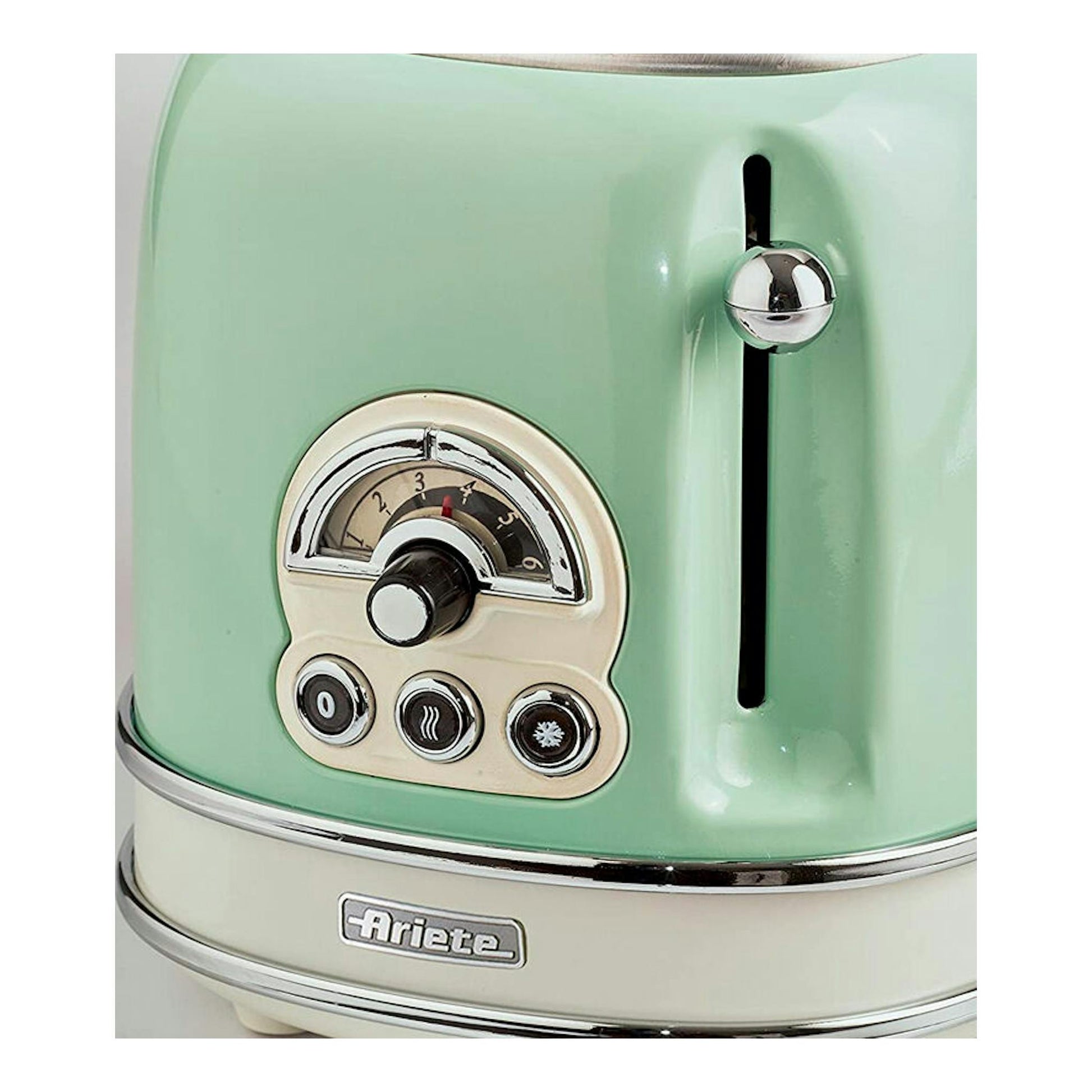 Tostador Ariete Vintage 155/14 verde, vista frontal en primer plano, con dos ranuras y controles cromados.