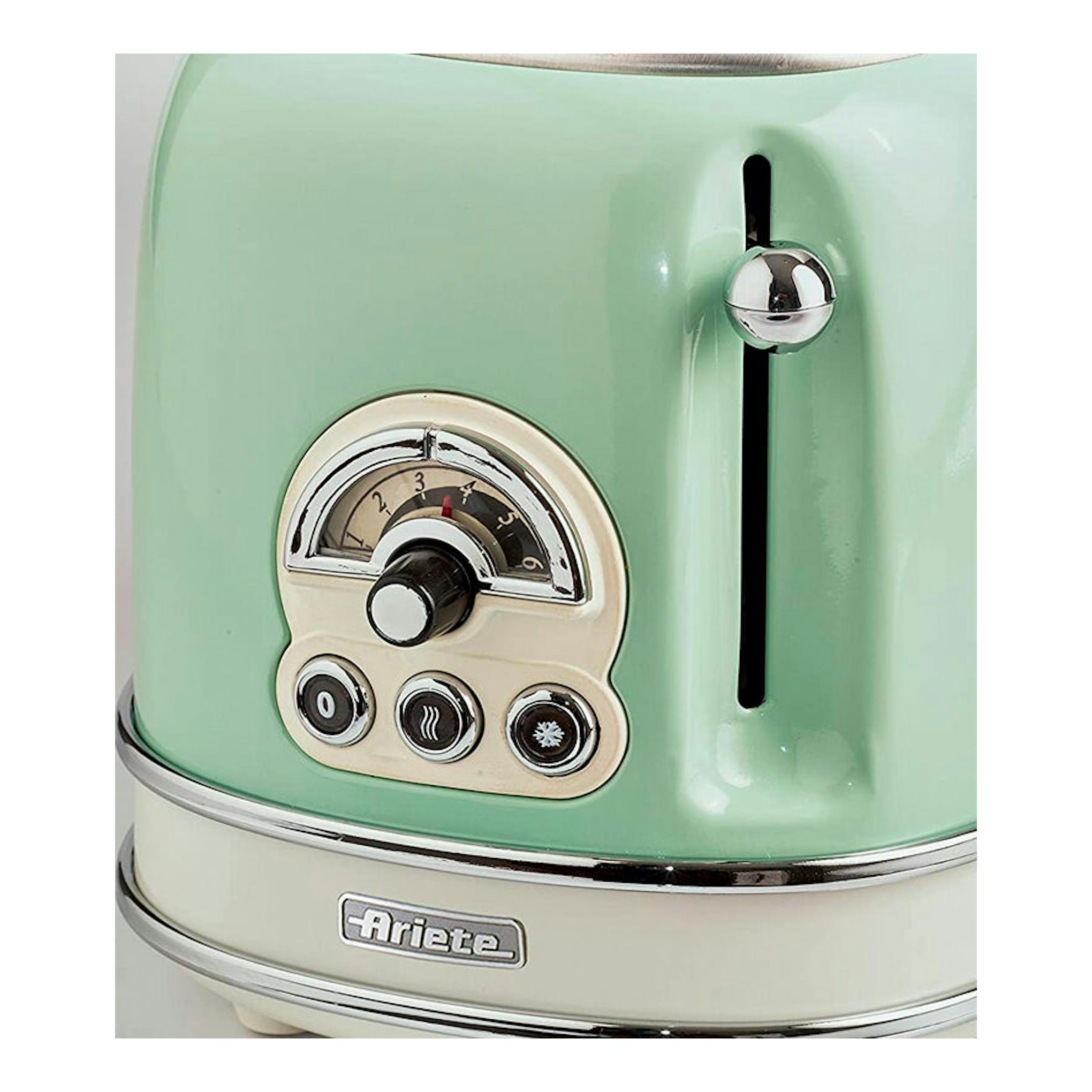 Tostador Ariete Vintage 155/14 verde, vista frontal en primer plano, con dos ranuras y controles cromados.