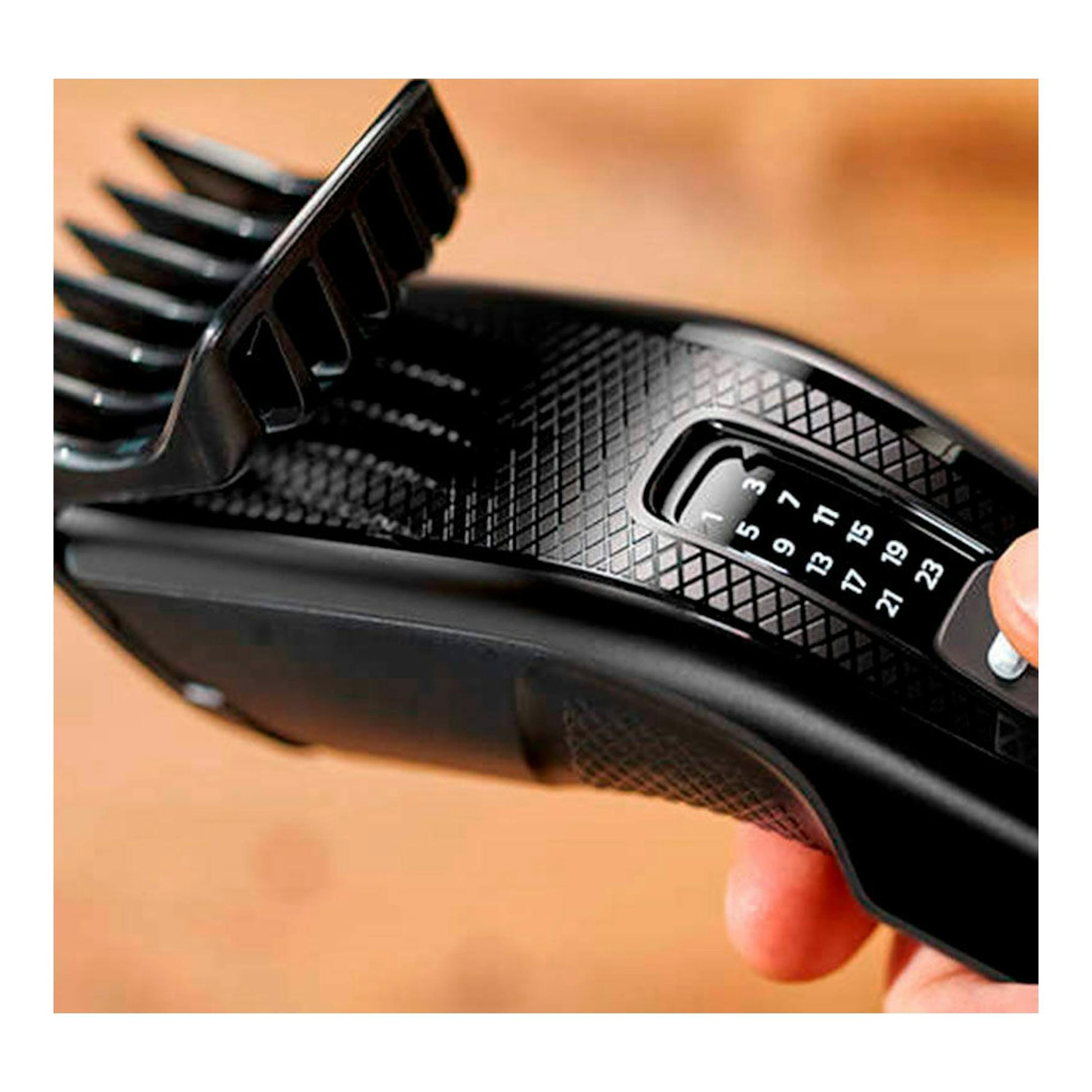 Cortapelo Philips HC3510/15 negro, vista lateral en primer plano con peine guía y selector de longitud.