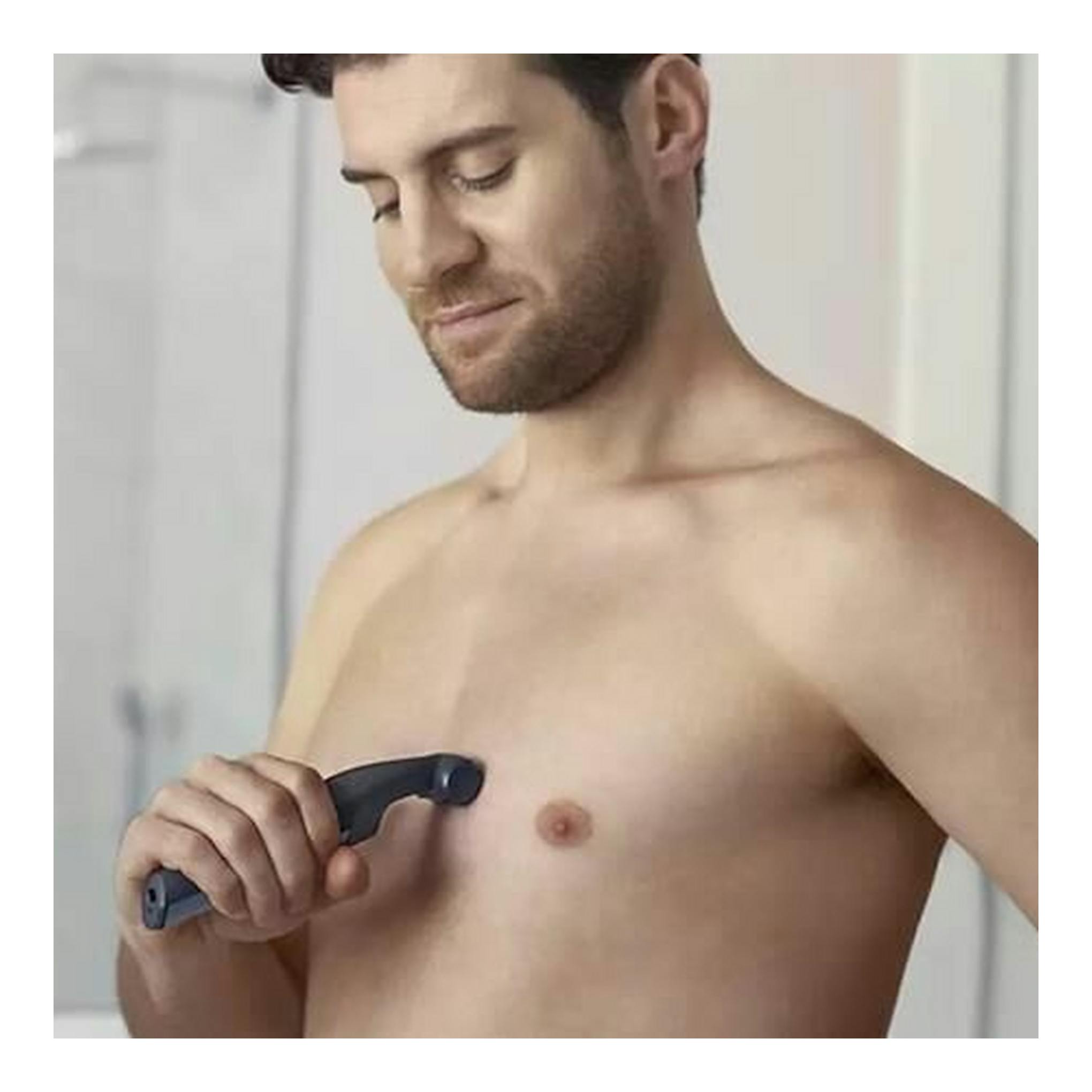 Hombre sin camiseta usando una afeitadora corporal Philips BG3015/15 azul oscuro en el pecho, vista frontal.