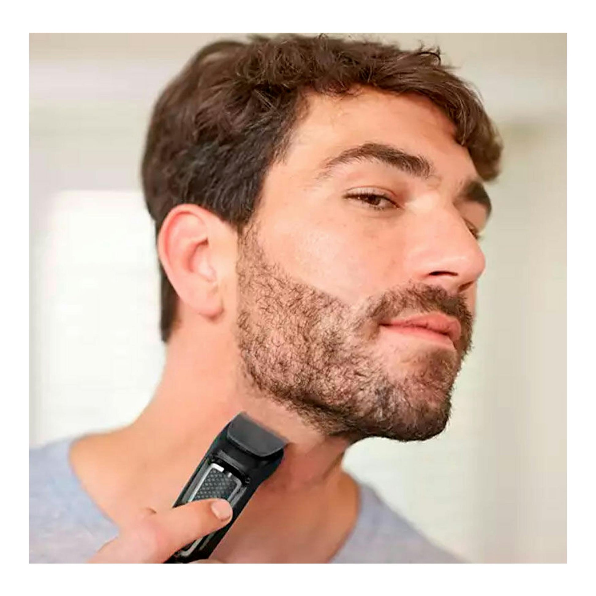Philips MG3730/15, cortapelos negro, en primer plano sobre la barba de un hombre de perfil