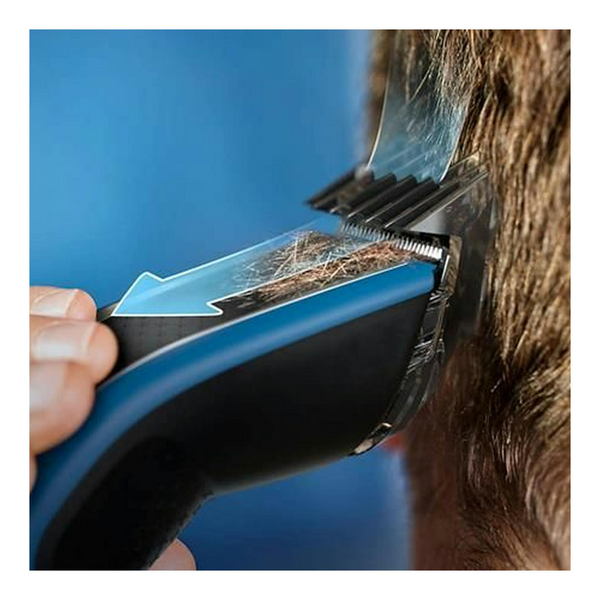 Cortapelo Philips HC5612/15 negro y azul en primer plano, recortando el cabello de una persona.