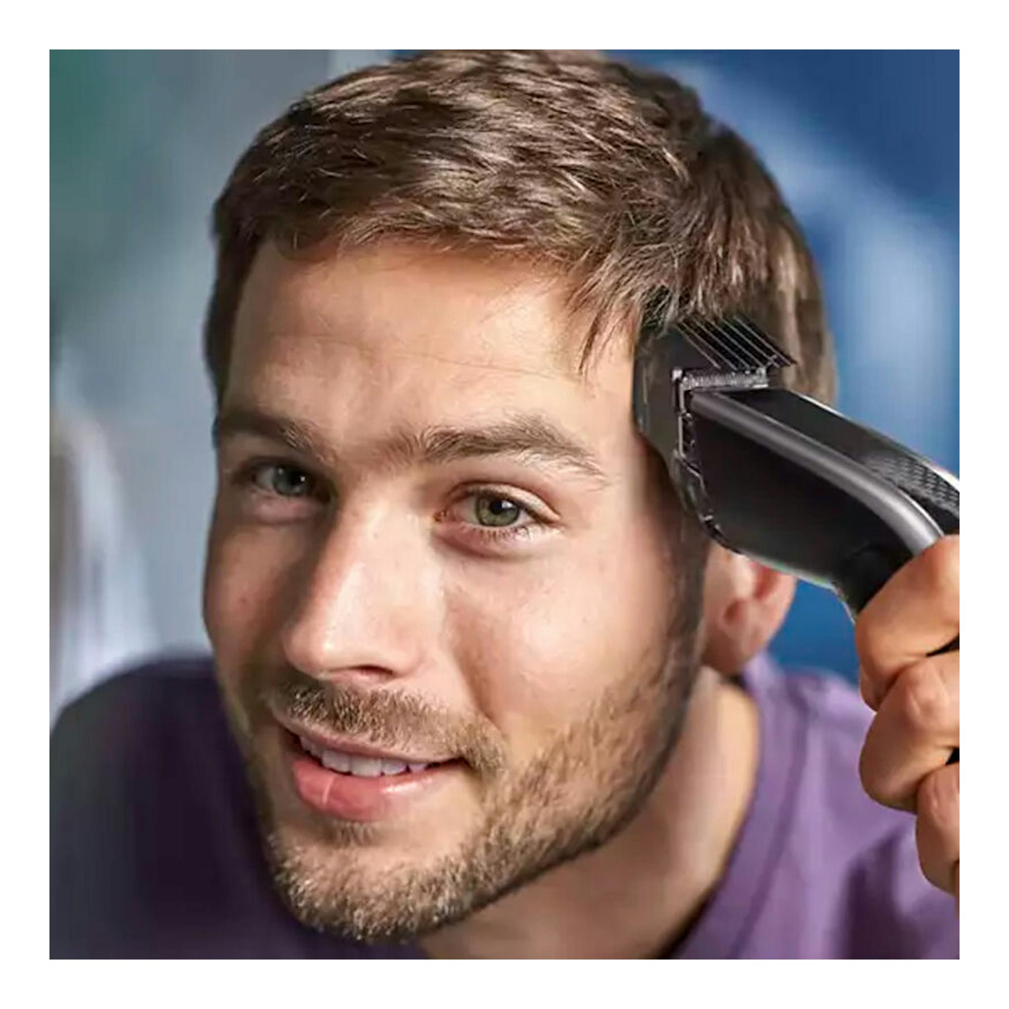Cortapelo Philips HC5650/15 recortando el cabello de un hombre, vista frontal.