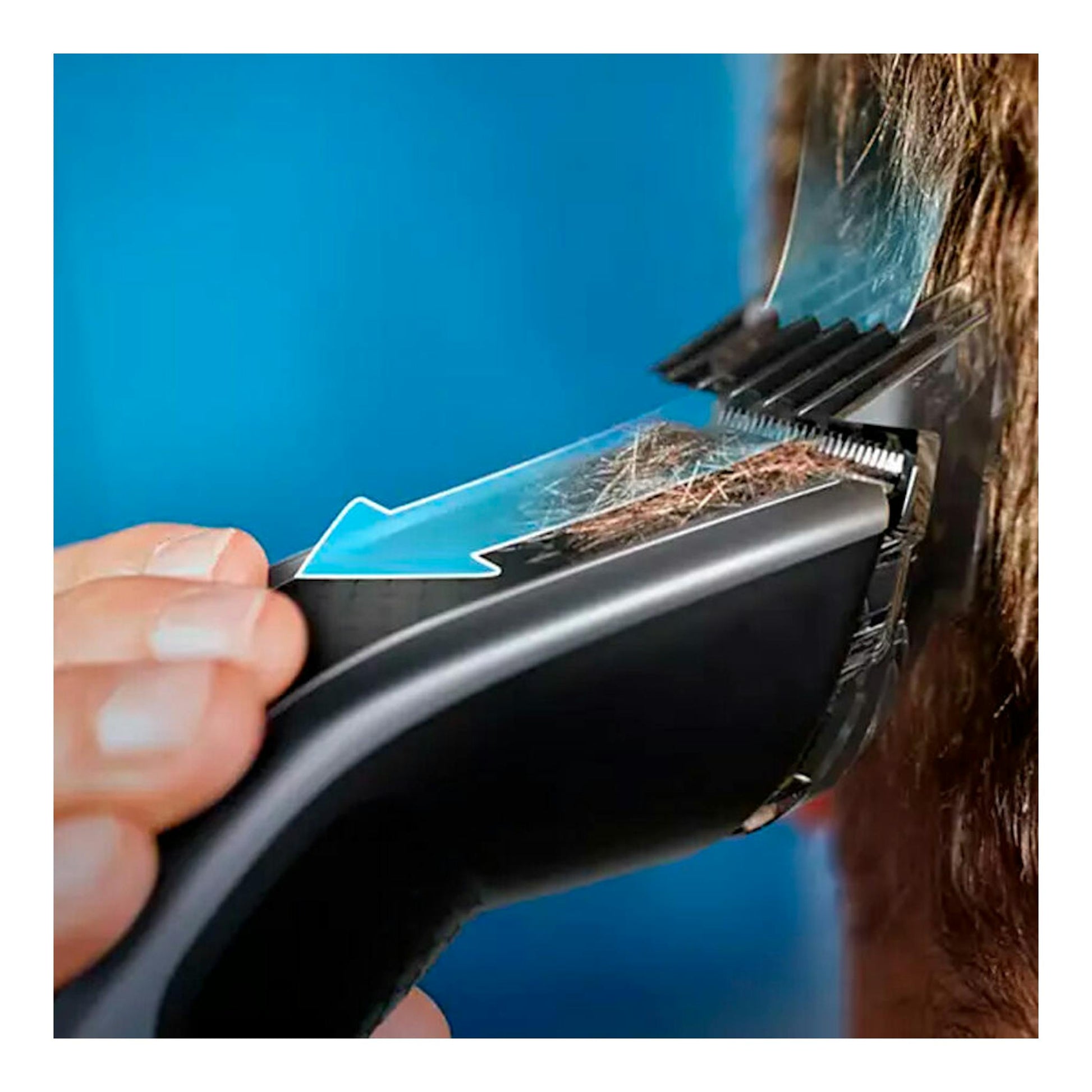 Philips HC5630/15 cortapelo negro en primer plano, vista lateral, cortando cabello con guía azul.