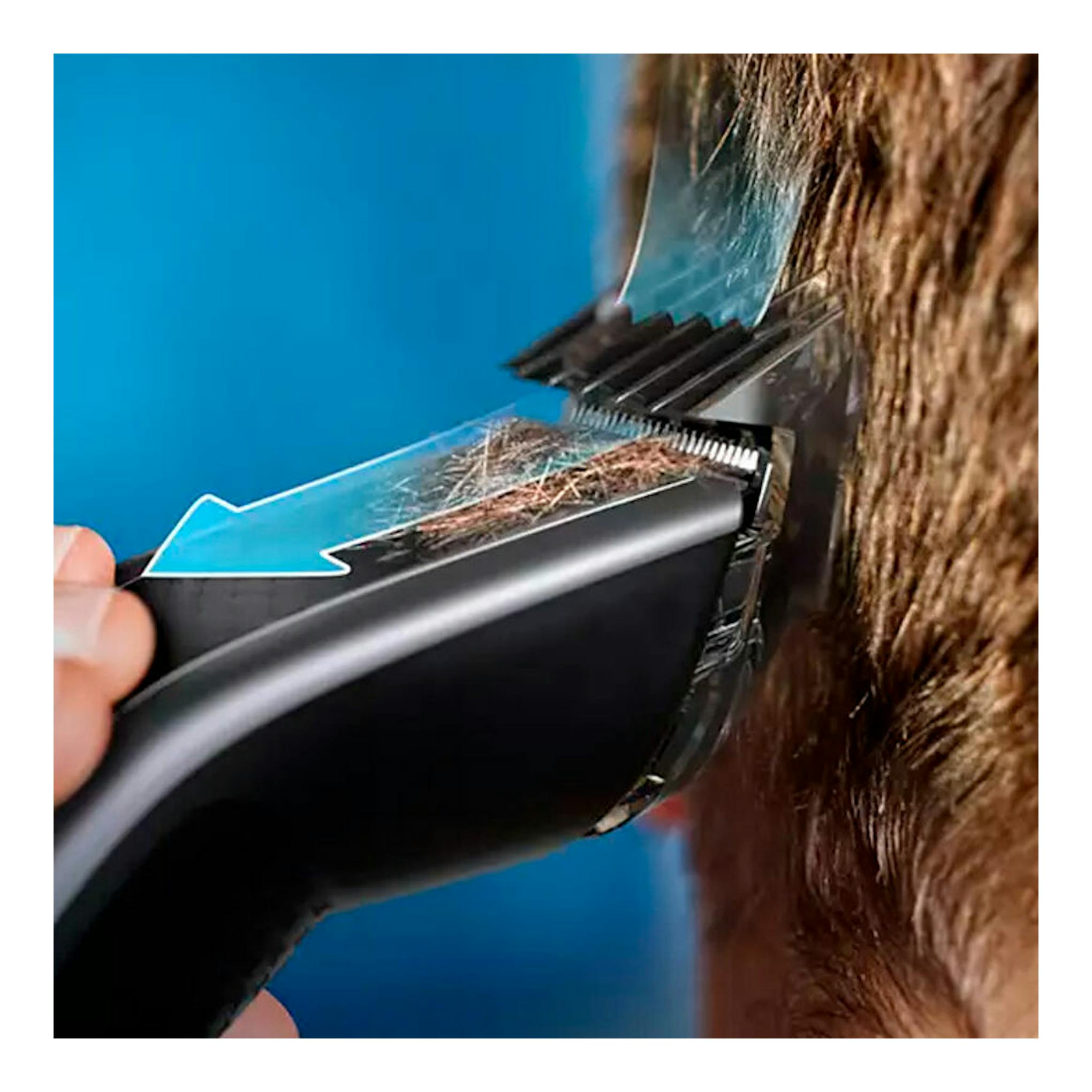 Cortapelo Philips HC5650/15 en primer plano, cortando cabello, vista lateral, cuerpo negro y fondo azul.