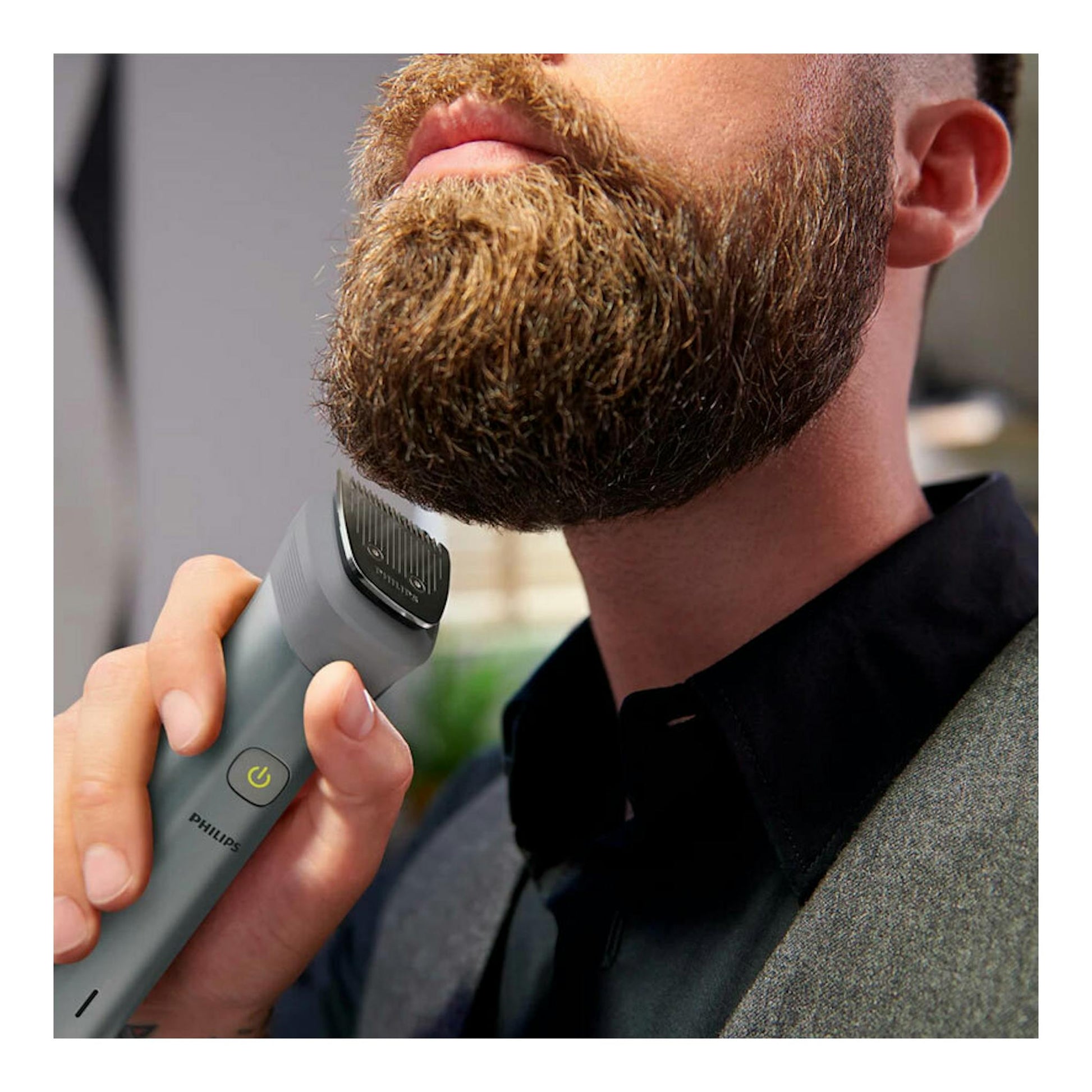 Cortapelos Philips MG5920/15 gris en primer plano, recortando la barba de un hombre.