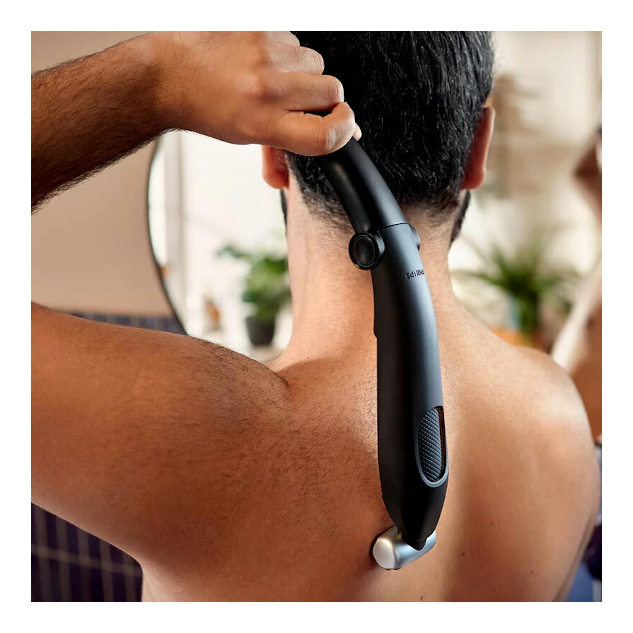Afeitadora Philips BG5021/15 negra en uso sobre la nuca de un hombre, vista trasera.
