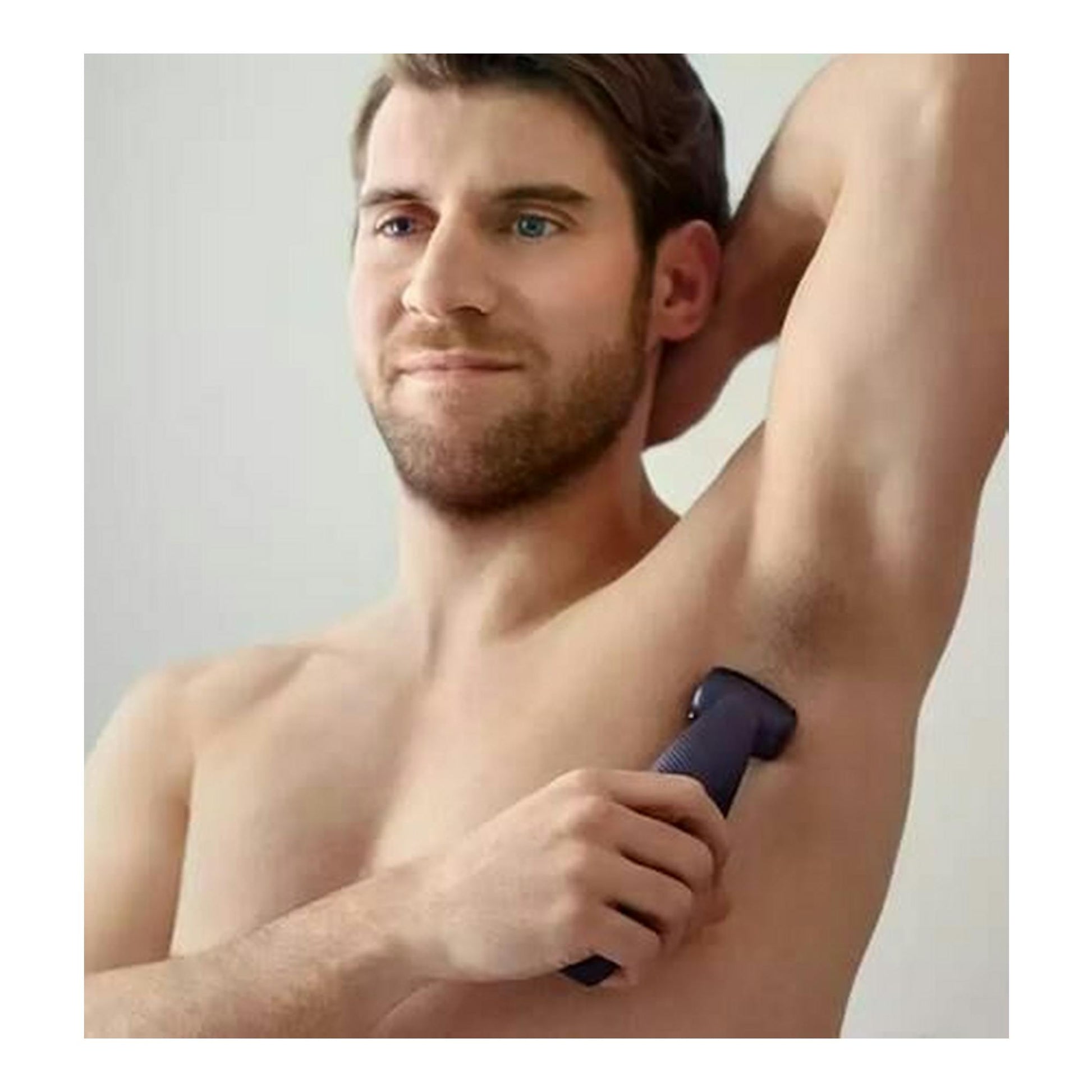 Afeitadora corporal Philips BG3015/15 azul, en uso bajo el brazo de un hombre, vista frontal.
