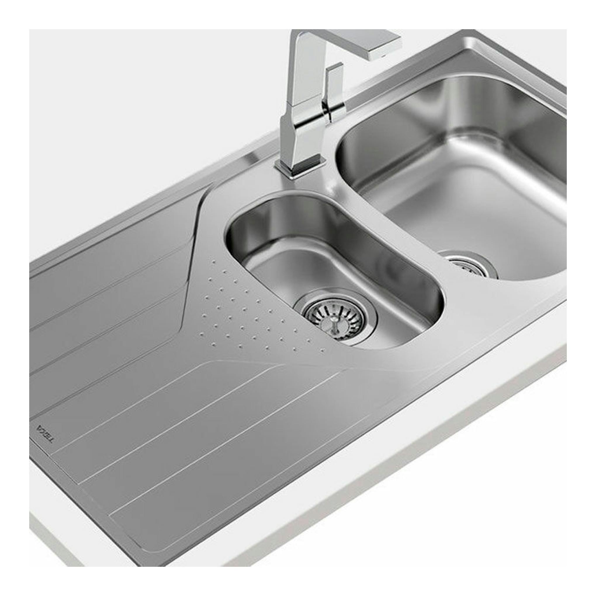 Fregadero Teka Universe 60 T-XP 1 1/2 C 1E de acero inoxidable, vista en ángulo, con escurridor y dos cubetas.
