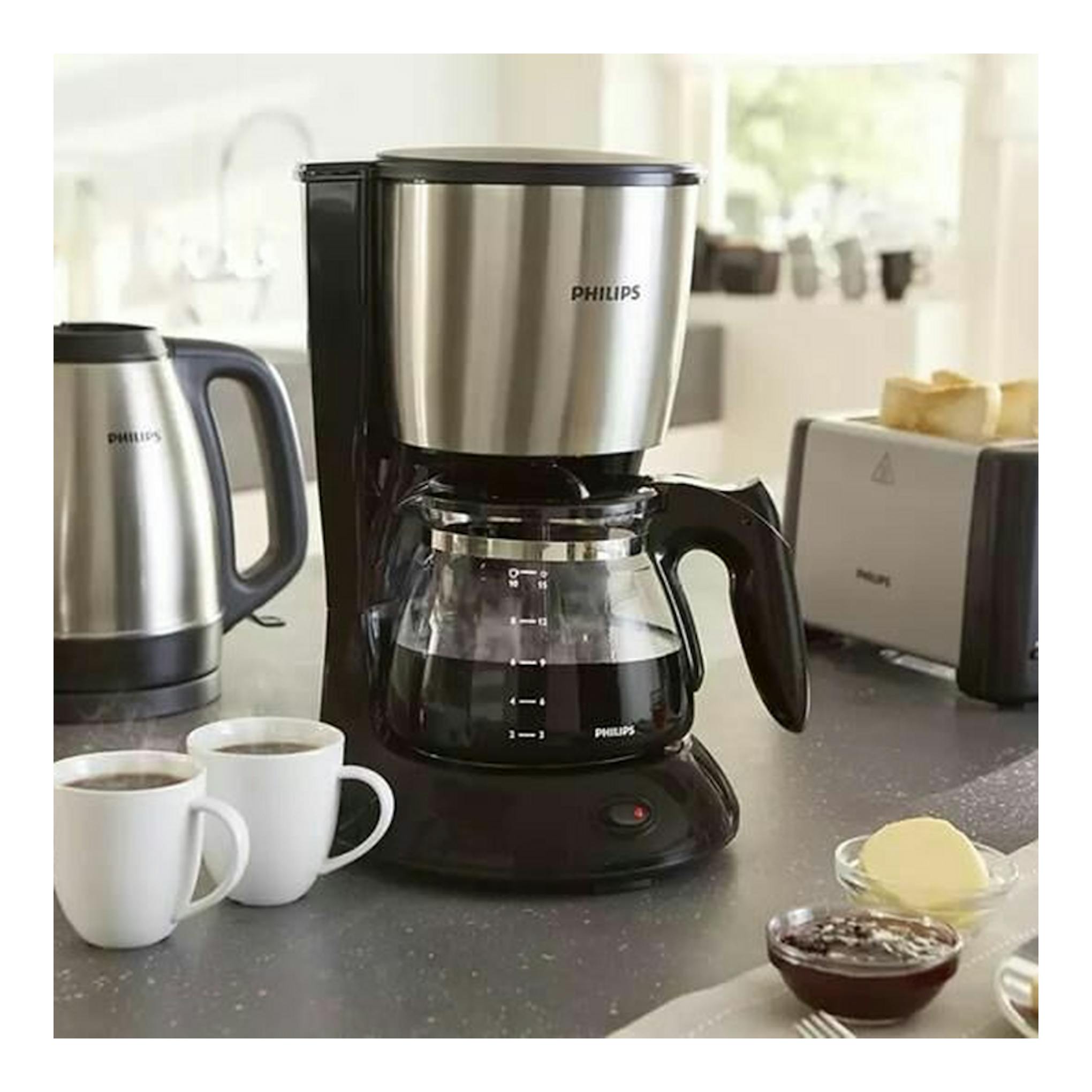 Cafetera de goteo Philips, acero inoxidable y negro, vista frontal sobre una encimera.