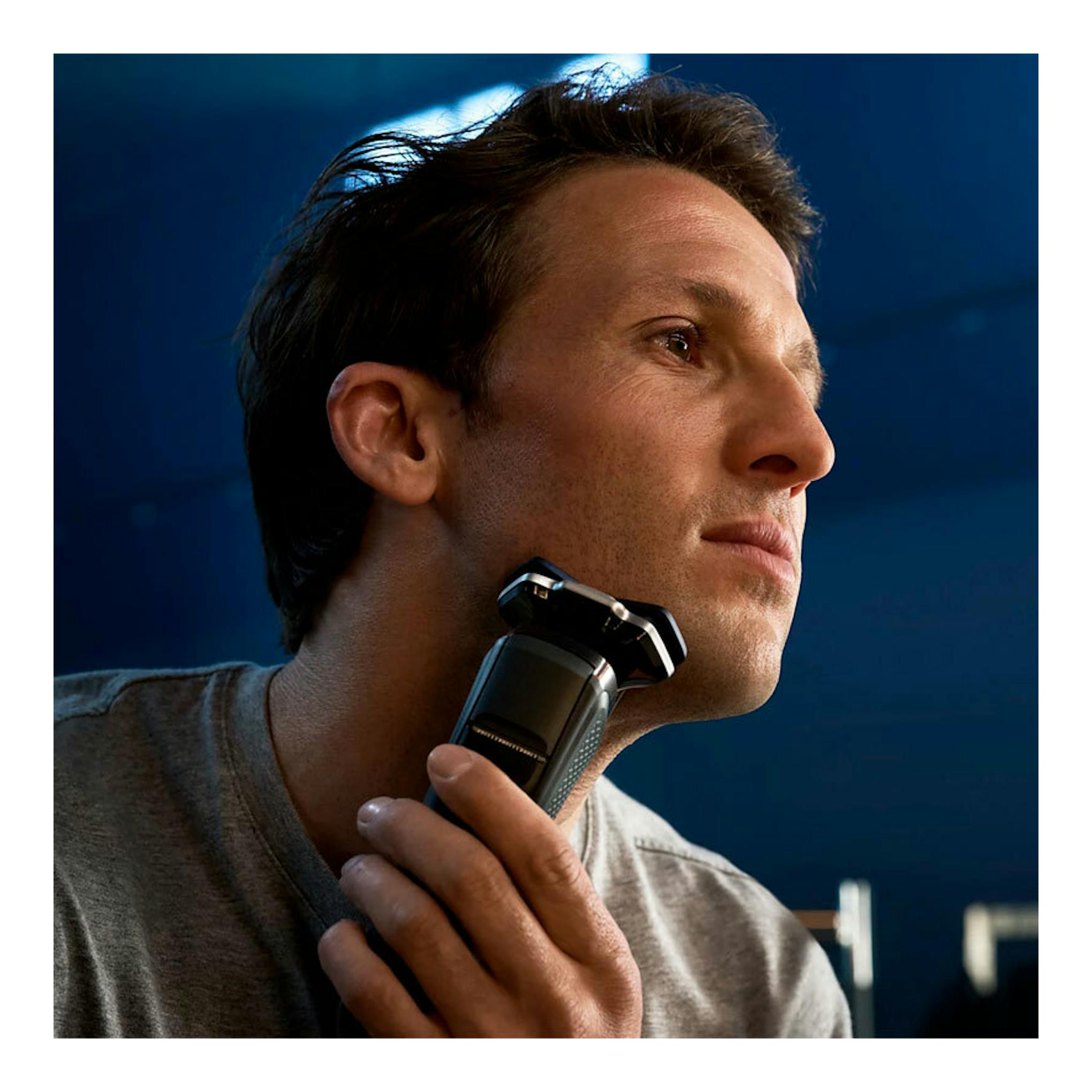 Vista en primer plano de un hombre usando afeitadora Philips S7886/35 negra en el cuello.