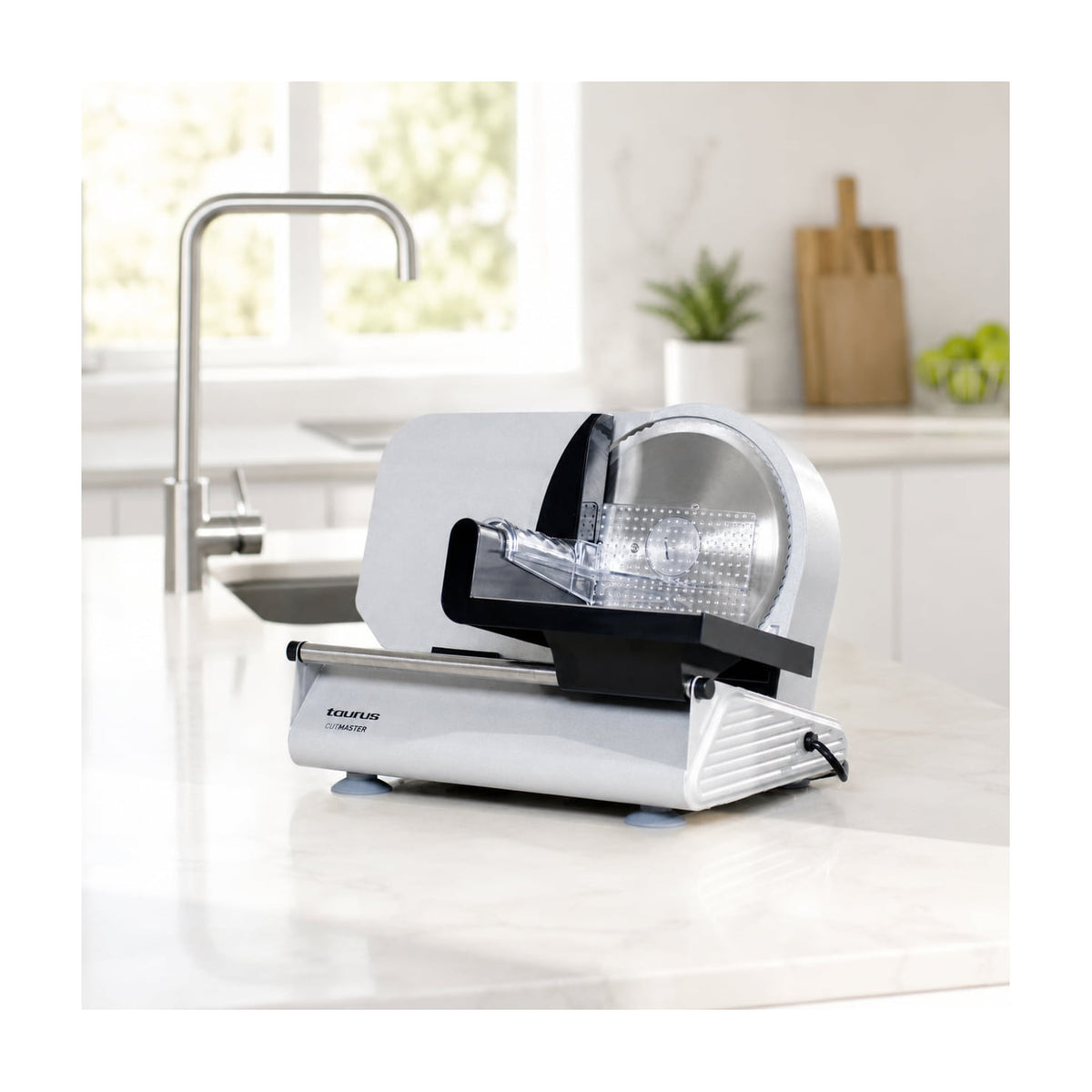 Cortafiambres Taurus Cutmaster de 150 W con cuchilla de 19 cm