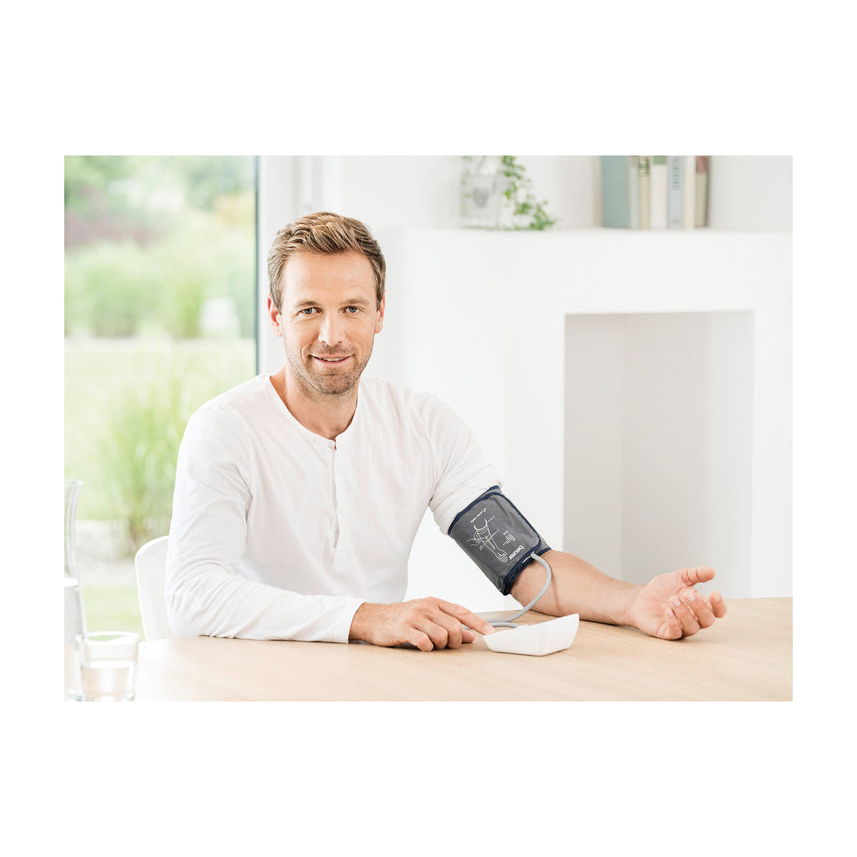 Tensiómetro de brazo Beurer BM 27 con brazalete de 22-42 cm y memoria para 4 usuarios