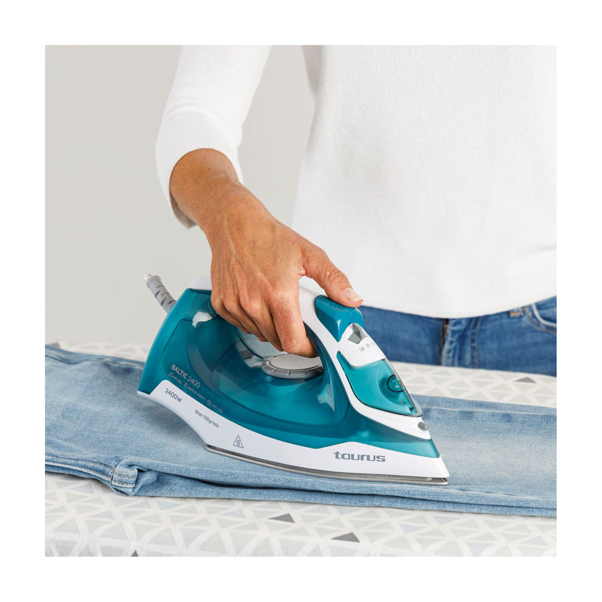 Plancha de vapor Taurus Baltic 2400 de 2400 W con depósito de 250 ml