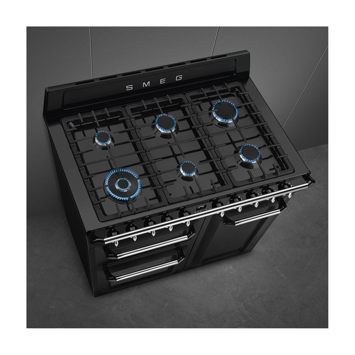 Cocina de gas Smeg TR103BL de 100 cm con 6 quemadores y tres hornos eléctricos