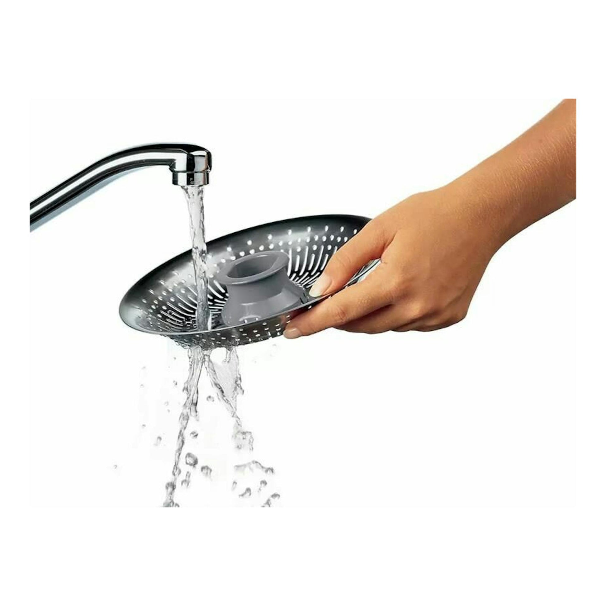 Philips HR2752/90: vista lateral de una mano enjuagando un accesorio negro perforado de exprimidor bajo un grifo.