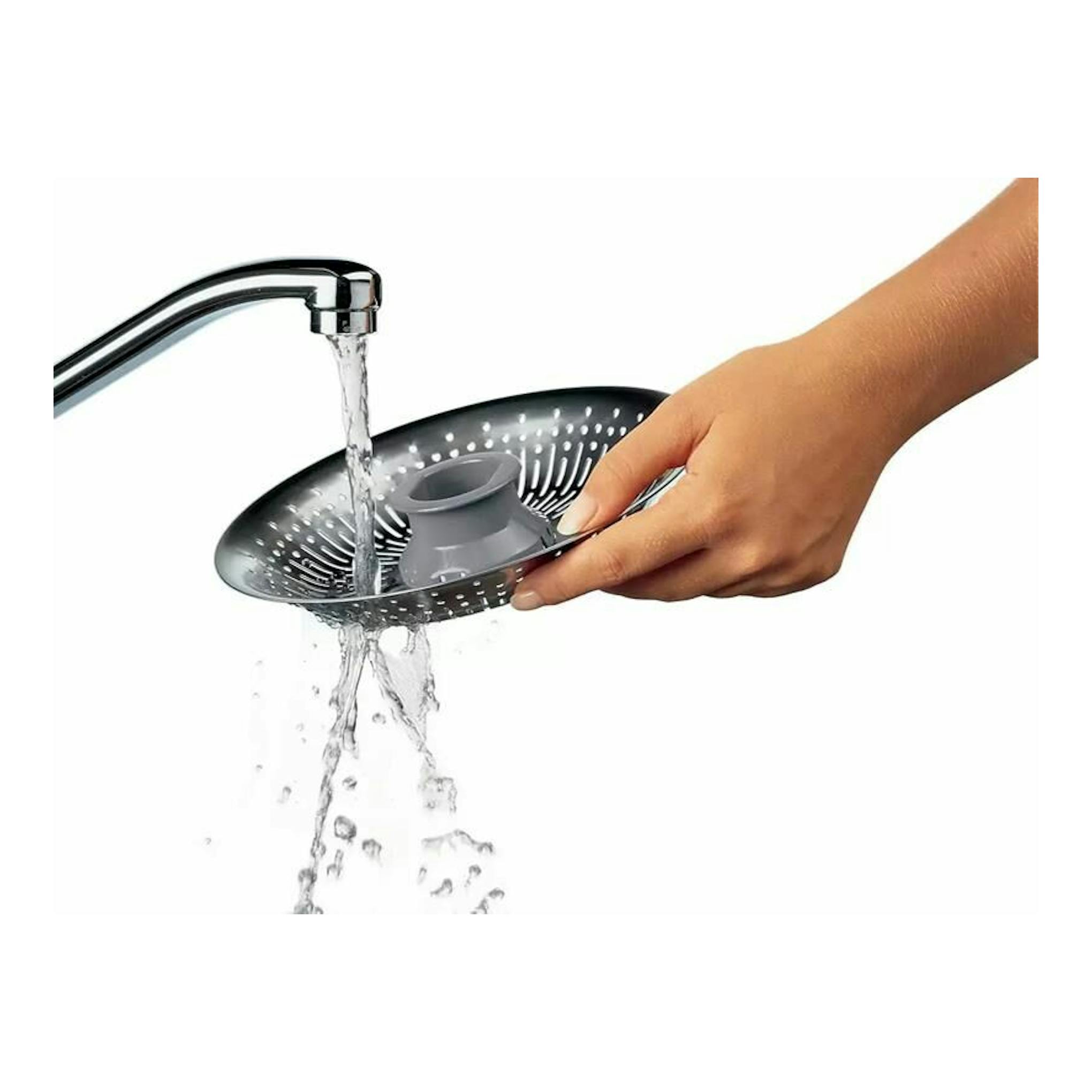 Philips HR2752/90: vista lateral de una mano enjuagando un accesorio negro perforado de exprimidor bajo un grifo.