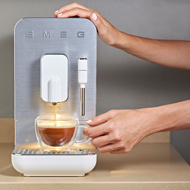 Cafetera Superautomática Smeg BCC12WHMEU (1)
