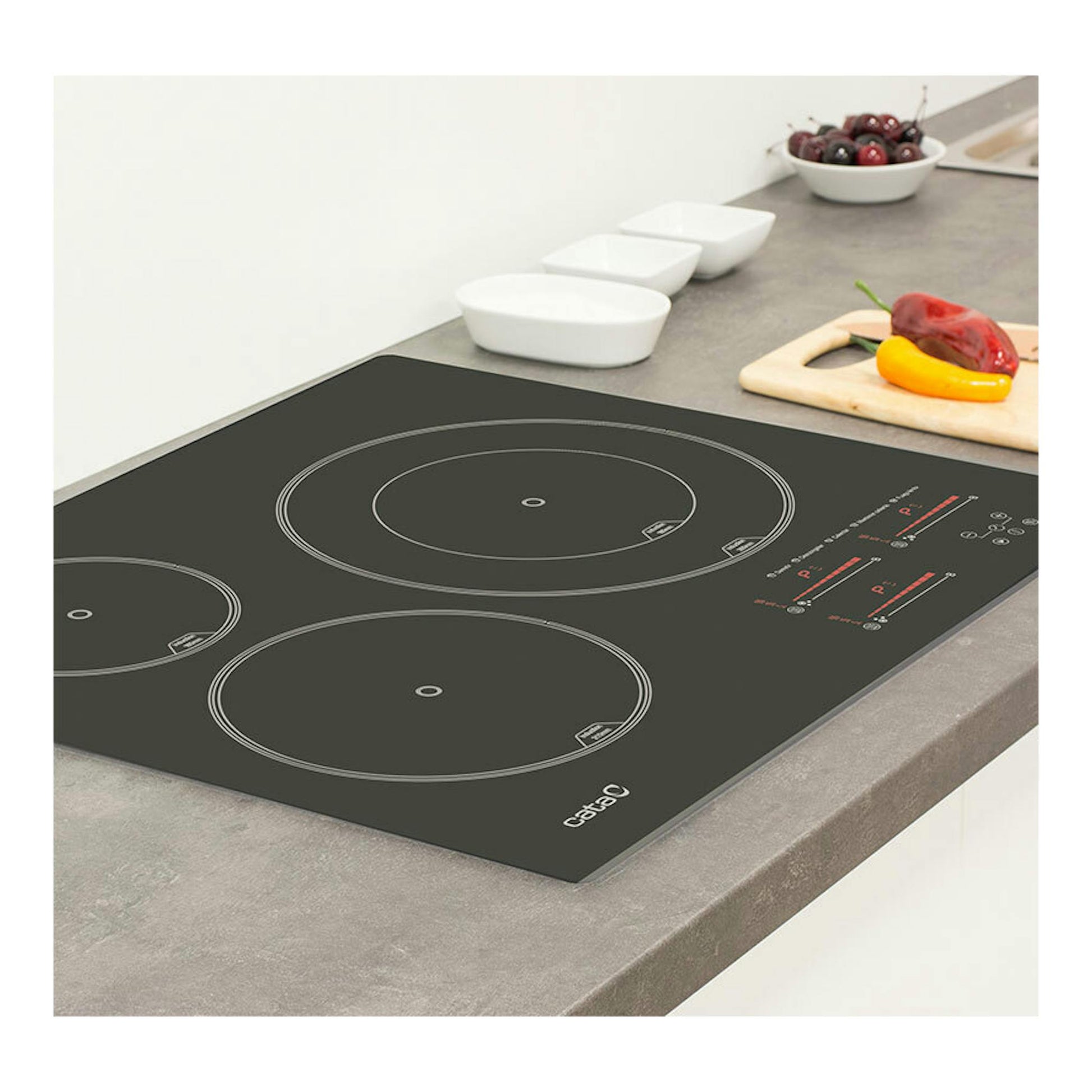 Placa de inducción Cata INSB6028BK/A negra de 59 cm, vista en ángulo, con cuatro zonas circulares.