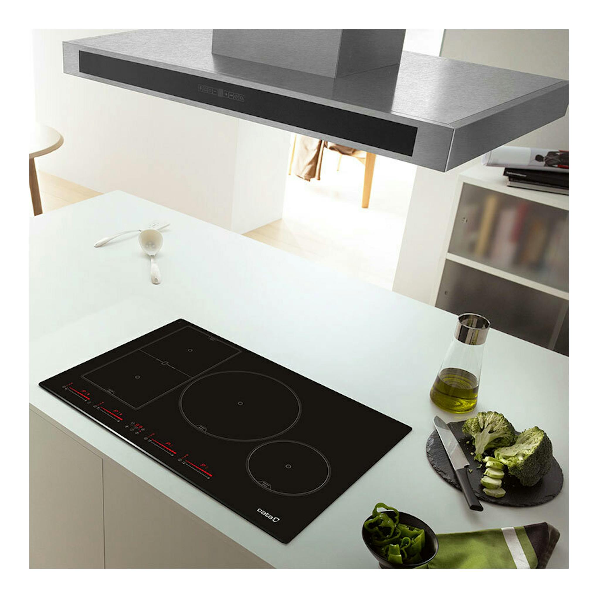 Placa de inducción Cata INSB8021BK/A de 80 cm, negra, vista superior inclinada, con 4 zonas y controles táctiles.