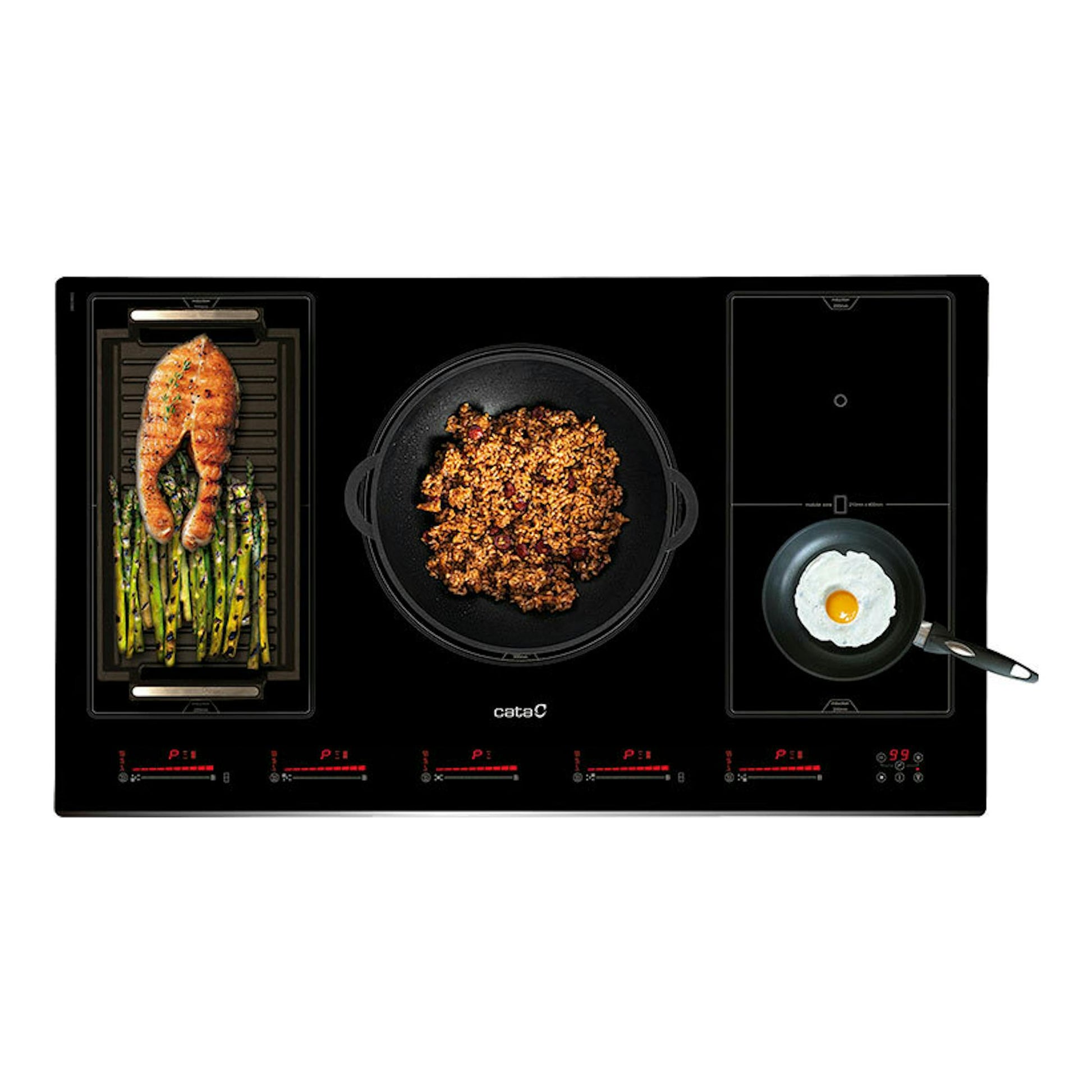 Placa de inducción Cata INSB9012BK/A negra, vista cenital, con tres zonas y sartenes con comida.