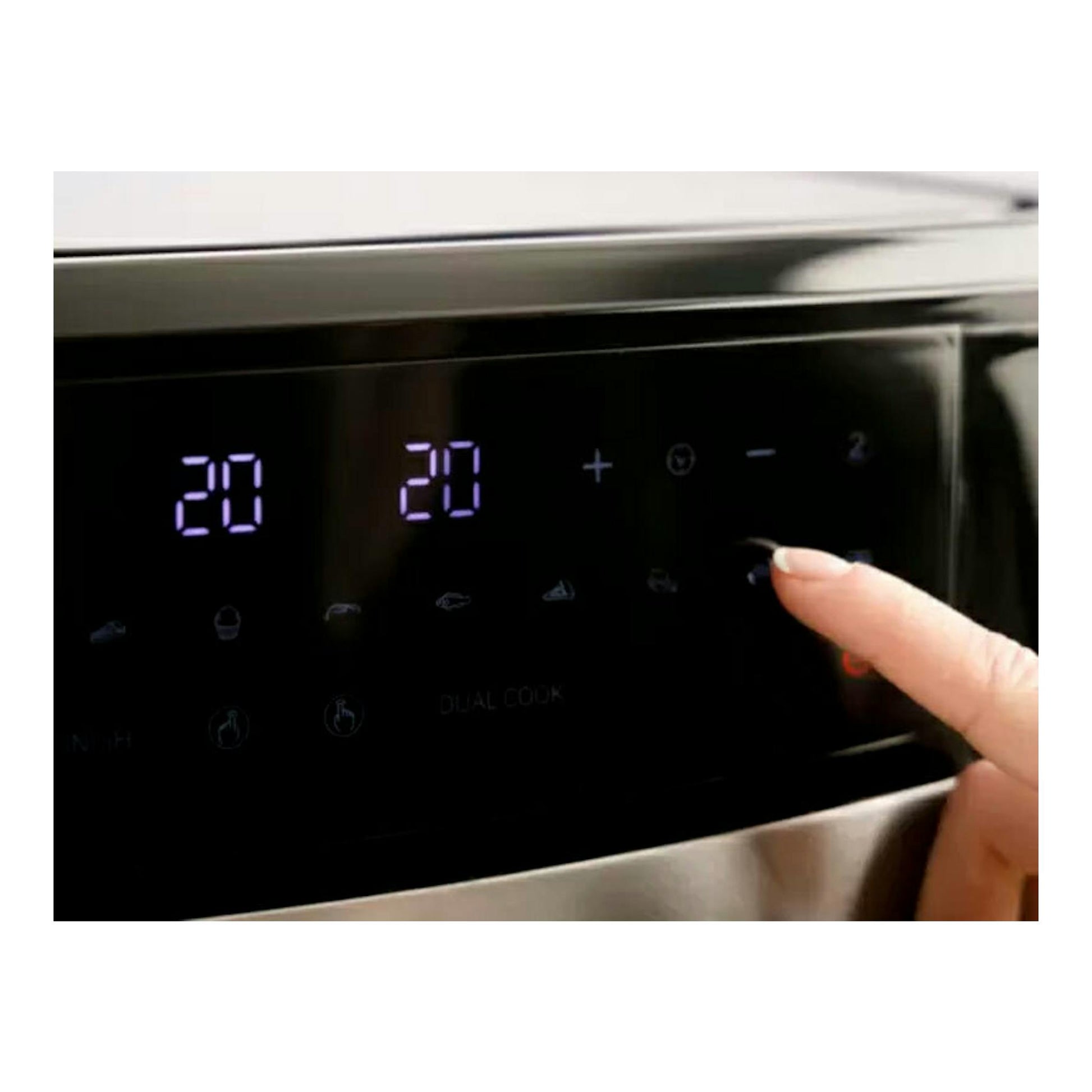 Primer plano del panel táctil negro de una freidora de aire Taurus Air Fry Digital D, con display 20 y un dedo.