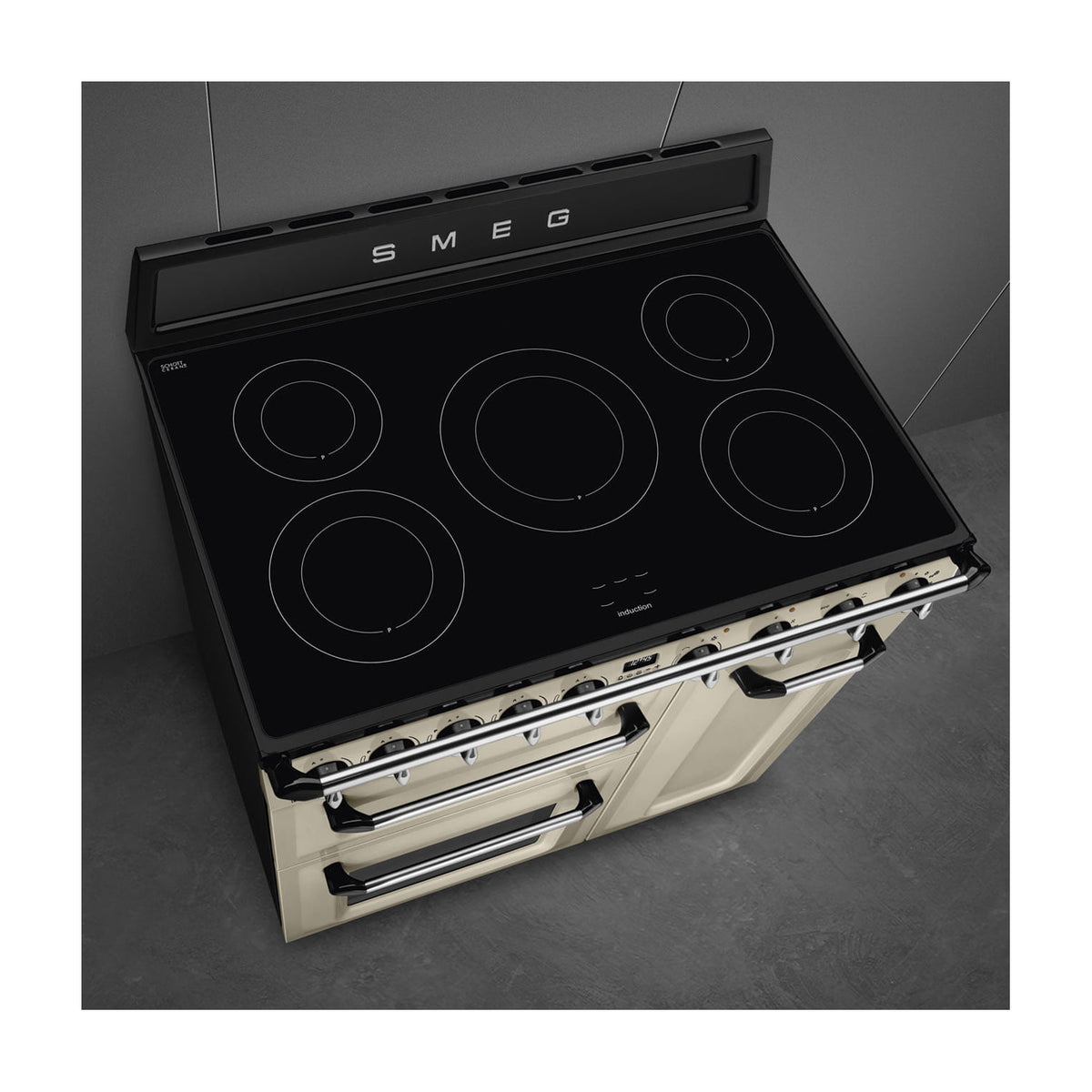 Cocina de inducción Smeg TR93IP2 de 90 cm con tres hornos, crema
