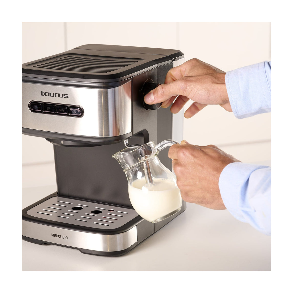 Cafetera espresso Taurus Mercucio de 20 bar con depósito de 1,5 L