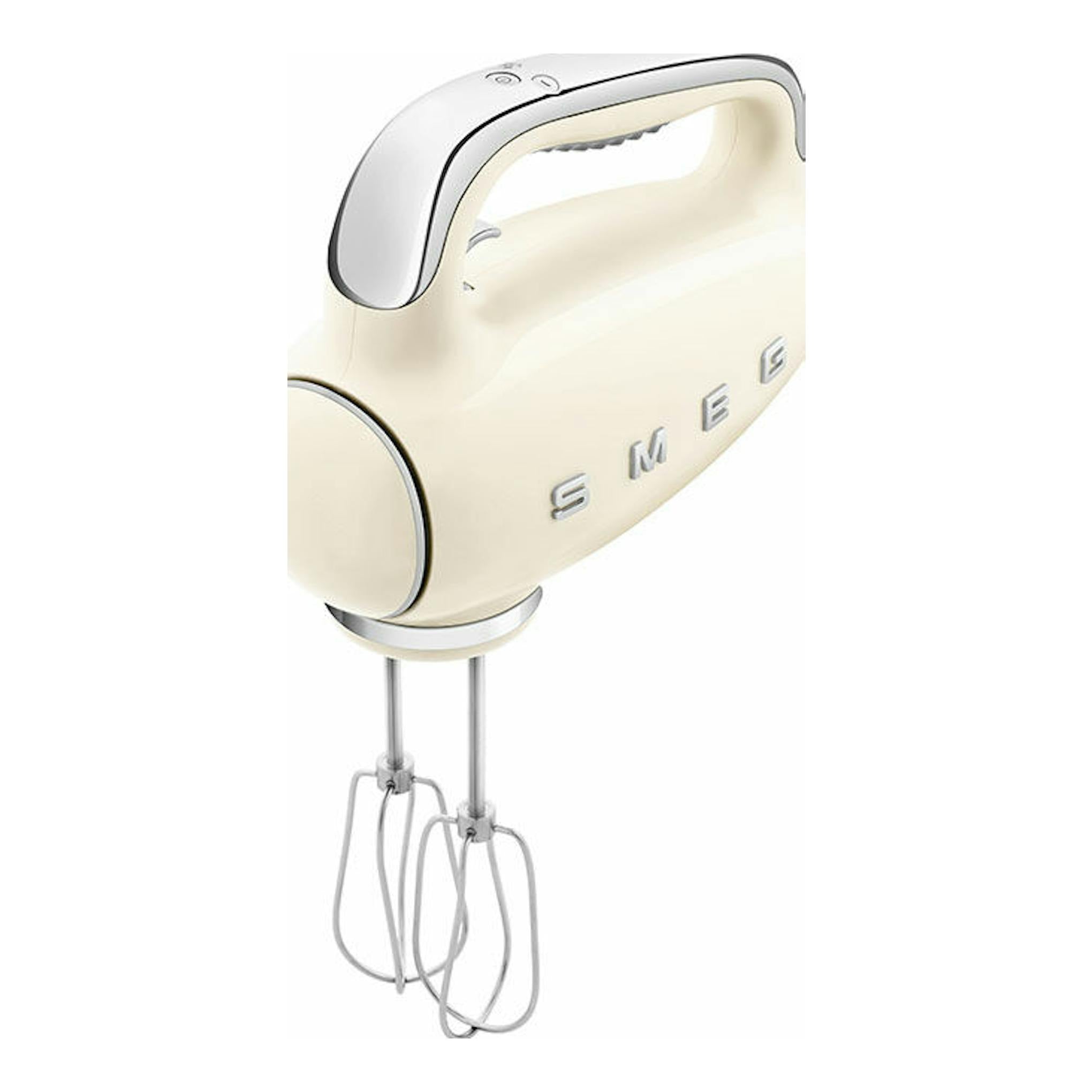 Amasadora Smeg HMF01CREU color crema, vista lateral frontal, con dos varillas y detalles cromados.