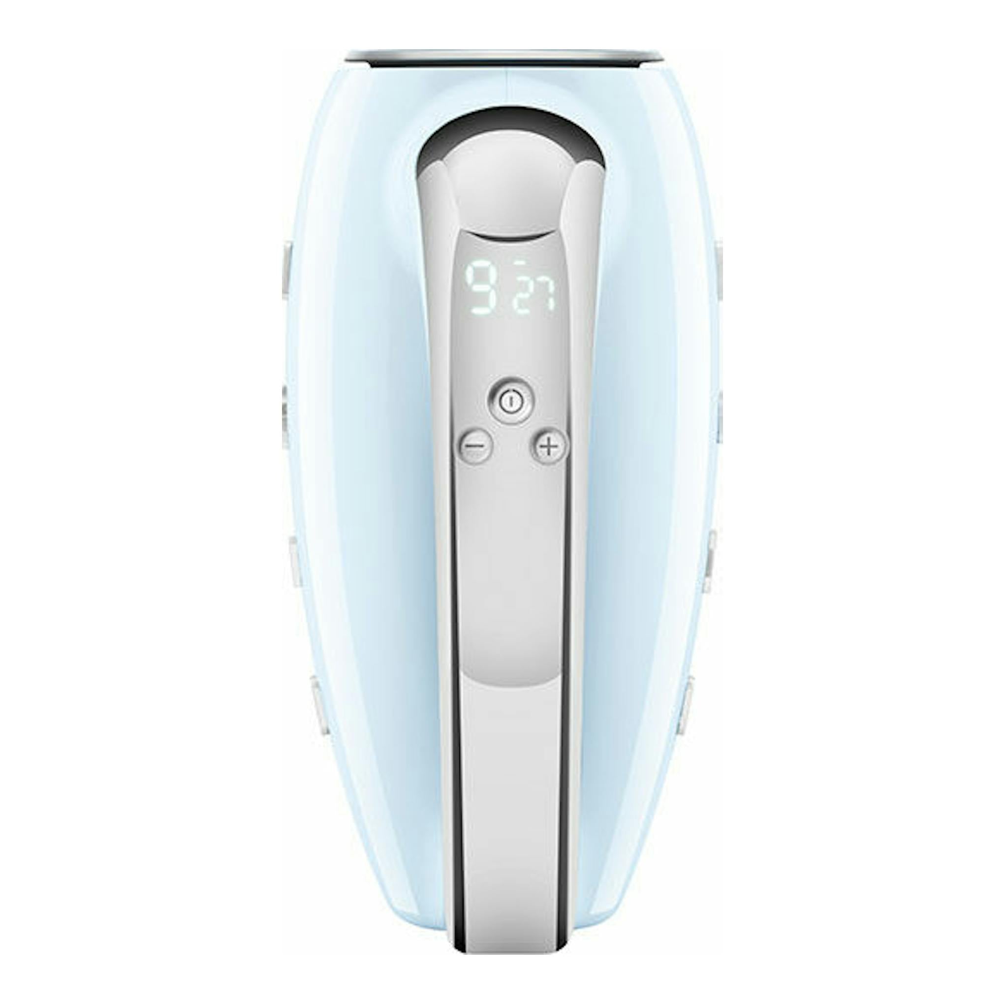 Batidora de mano Smeg HMF01PBEU azul claro, vista frontal, con pantalla digital y botones.