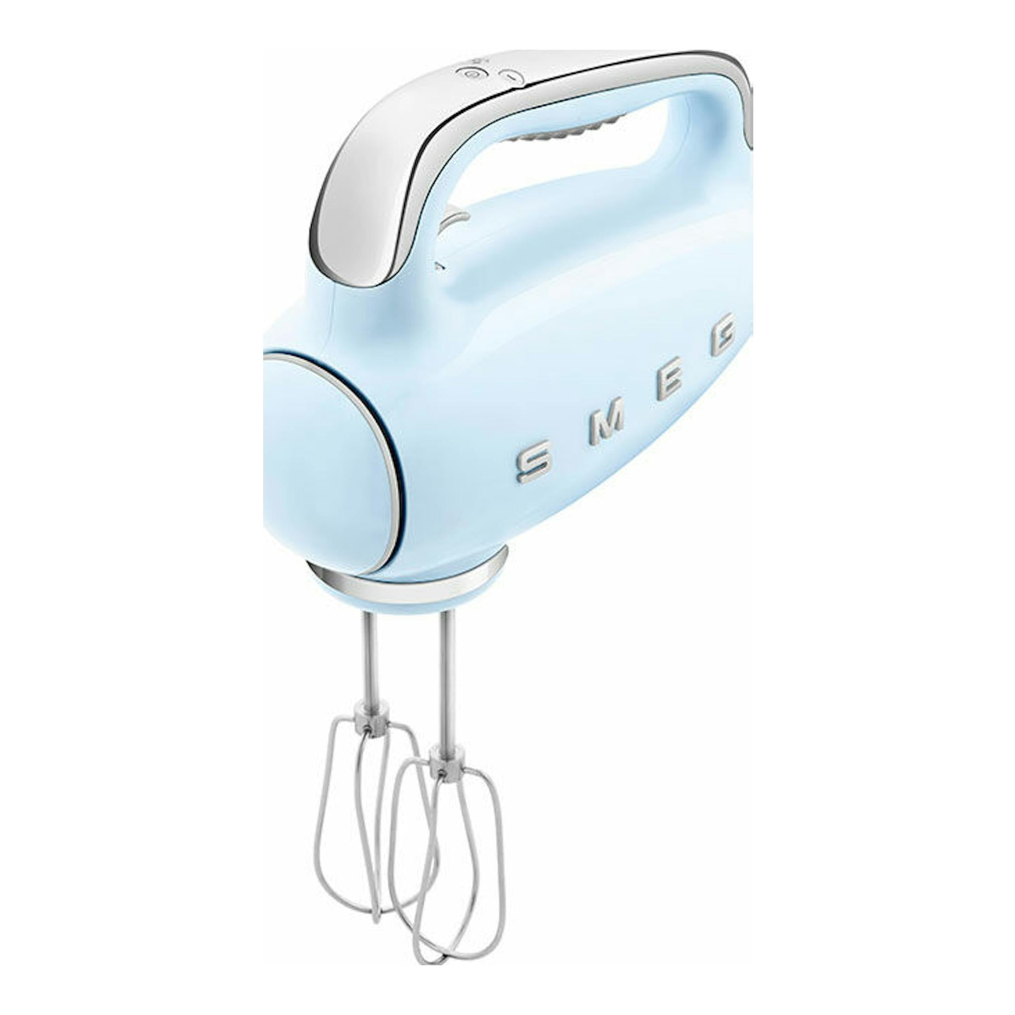 Batidora de mano Smeg HMF01PBEU celeste y plateada, vista en tres cuartos con varillas metálicas.