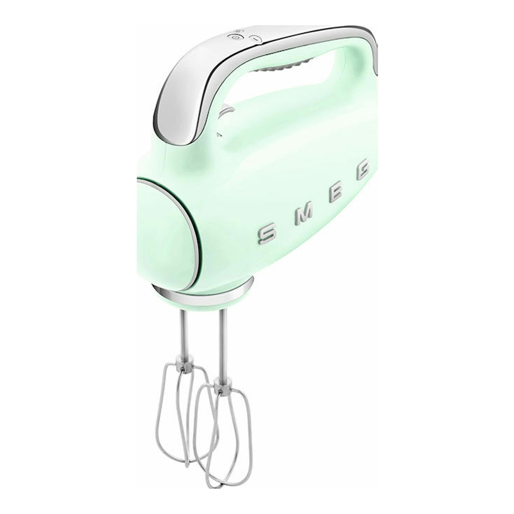 Batidora de mano Smeg HMF01PGEU verde menta, vista lateral en ángulo, con dos varillas.