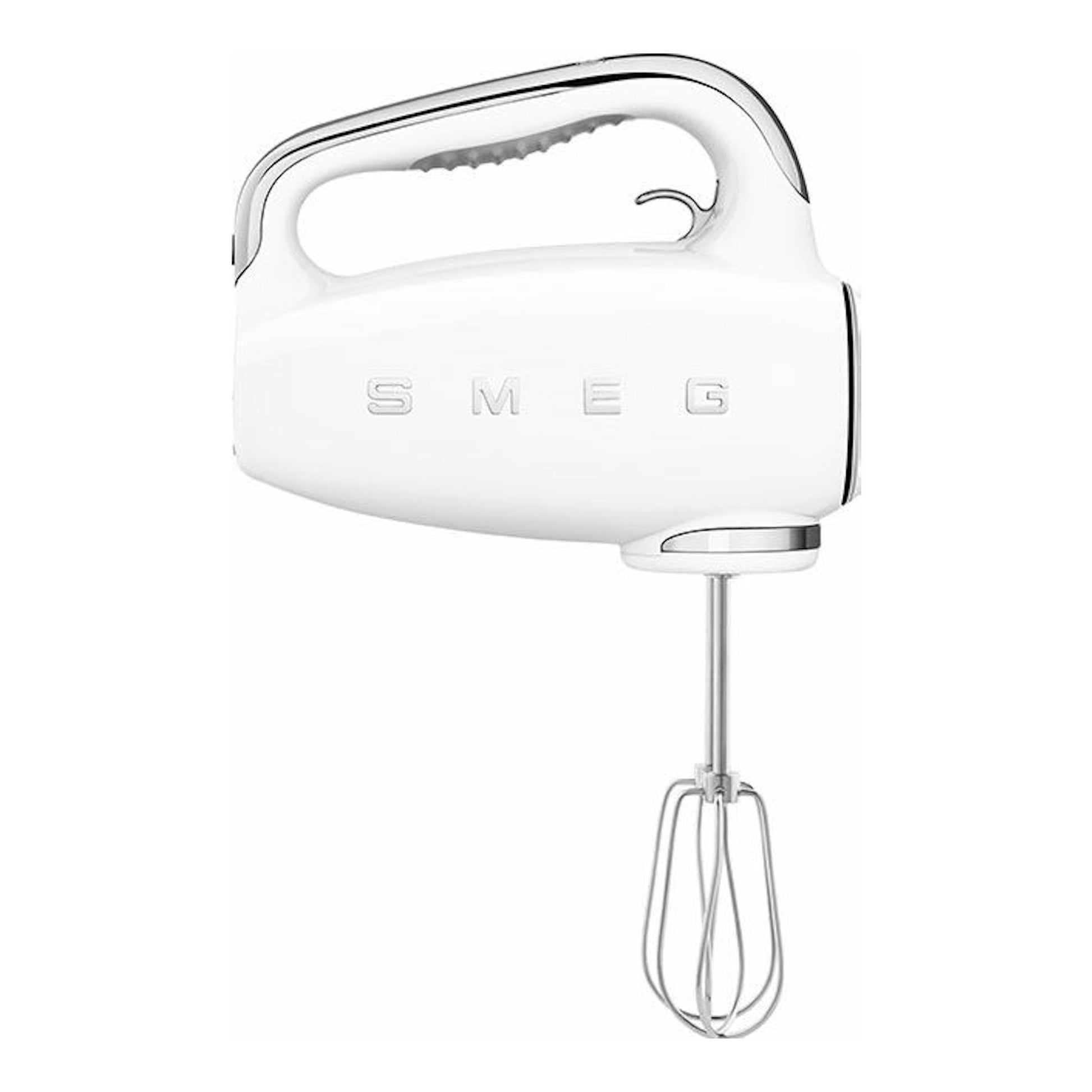 Batidora de mano Smeg HMF01WHEU blanca, vista lateral, con varillas sobre fondo blanco.