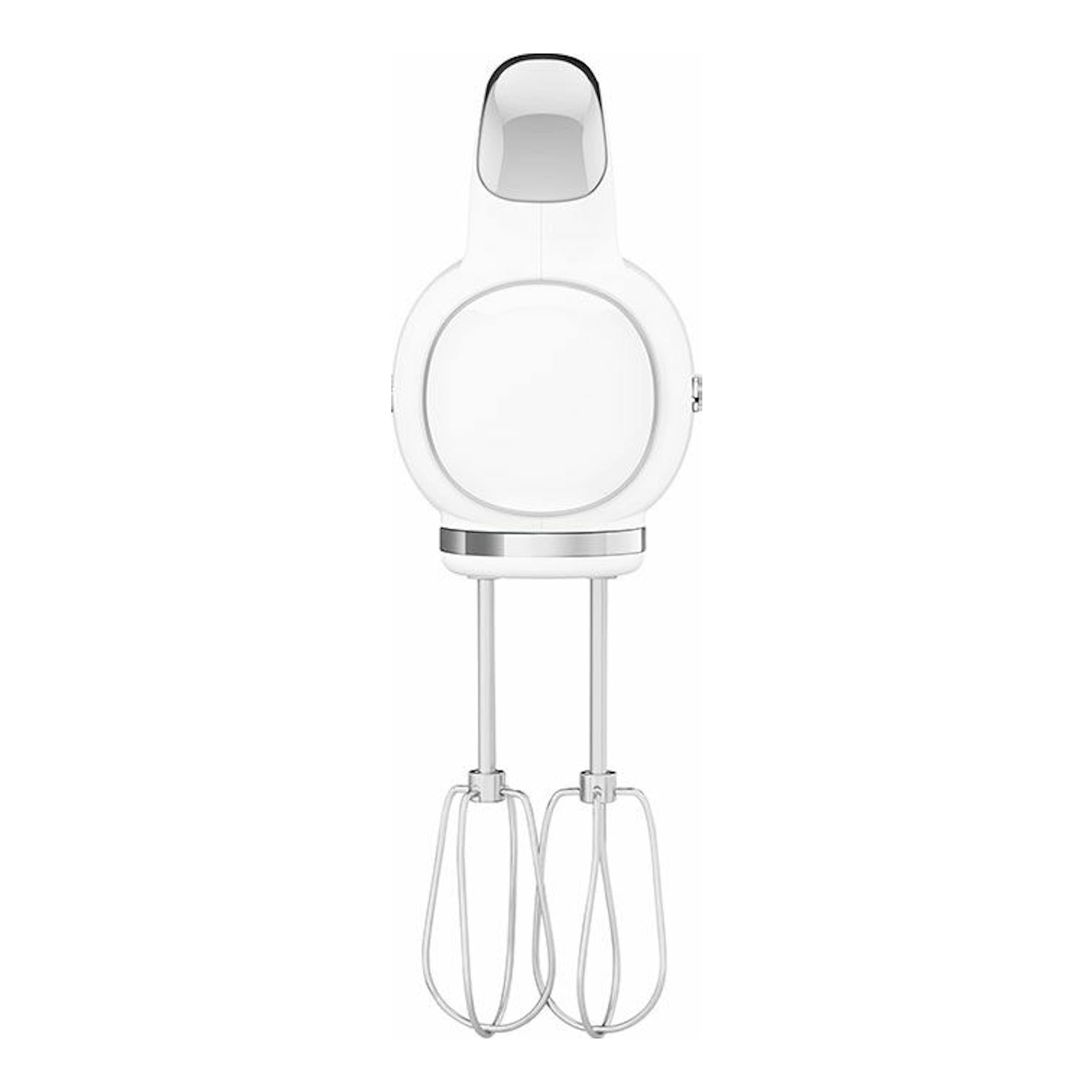 Batidora de mano Smeg HMF01WHEU blanca, vista frontal, con dos varillas batidoras sobre fondo blanco.