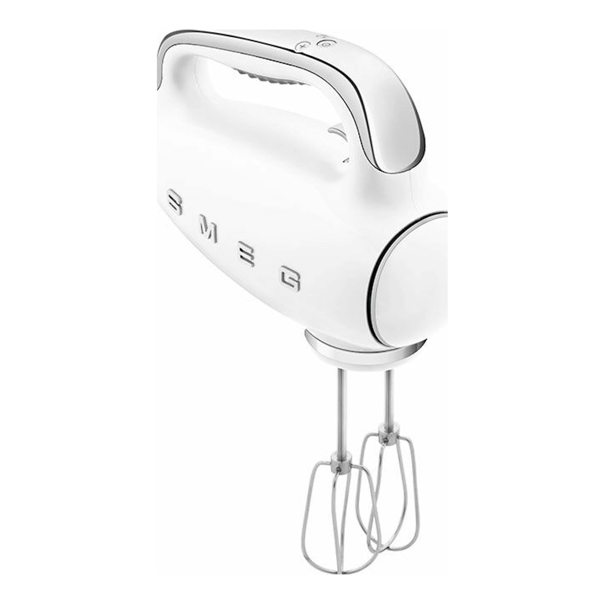 Amasadora de mano Smeg HMF01WHEU blanca, vista en tres cuartos, con dos varillas batidoras.